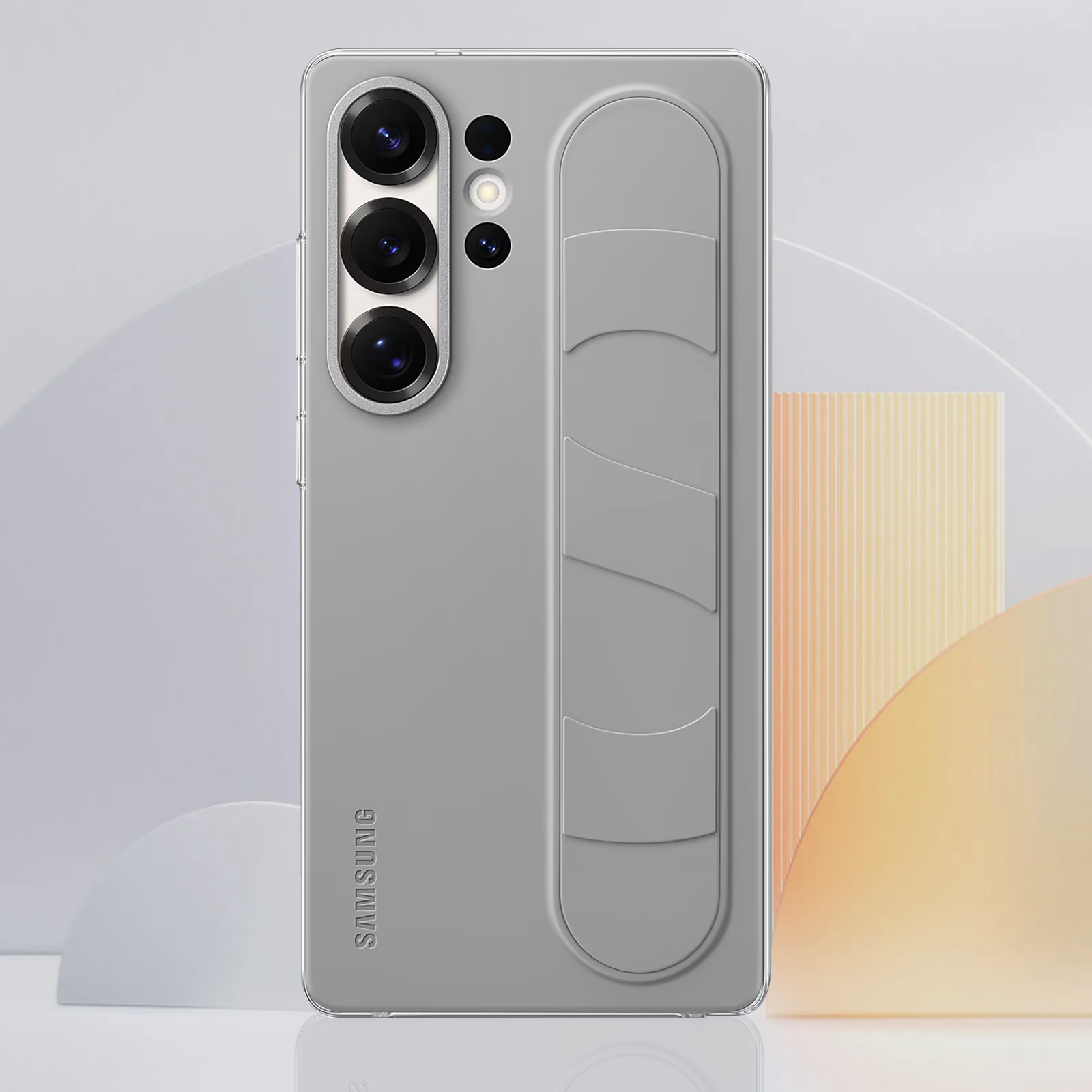 Téléphone Samsung argenté avec ensemble de caméras arrière et prise. Fond gris et blanc.