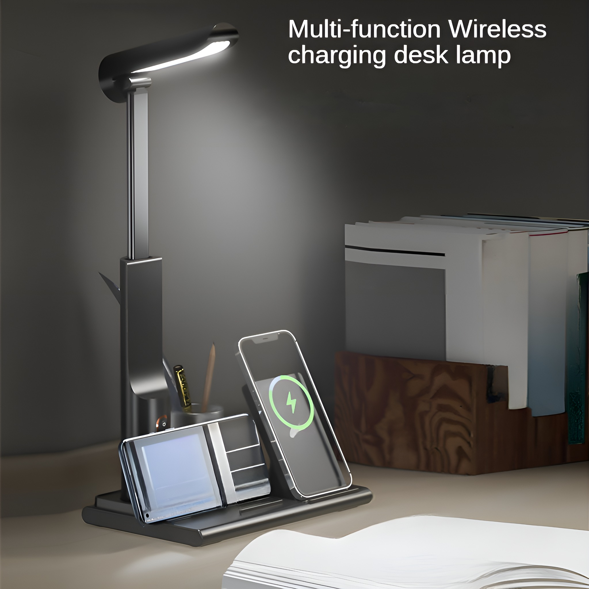 Eine schwarze Schreibtischlampe mit Handy-Ladepad und Stifthalter. Zwei Handys liegen auf dem Pad.