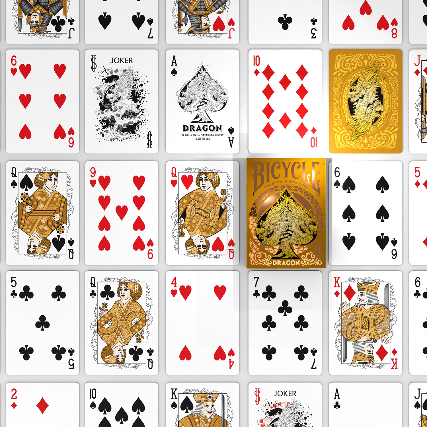 Spielkarten mit verschiedenen Designs, darunter Drachen, Damen und Joker. Nahaufnahme.