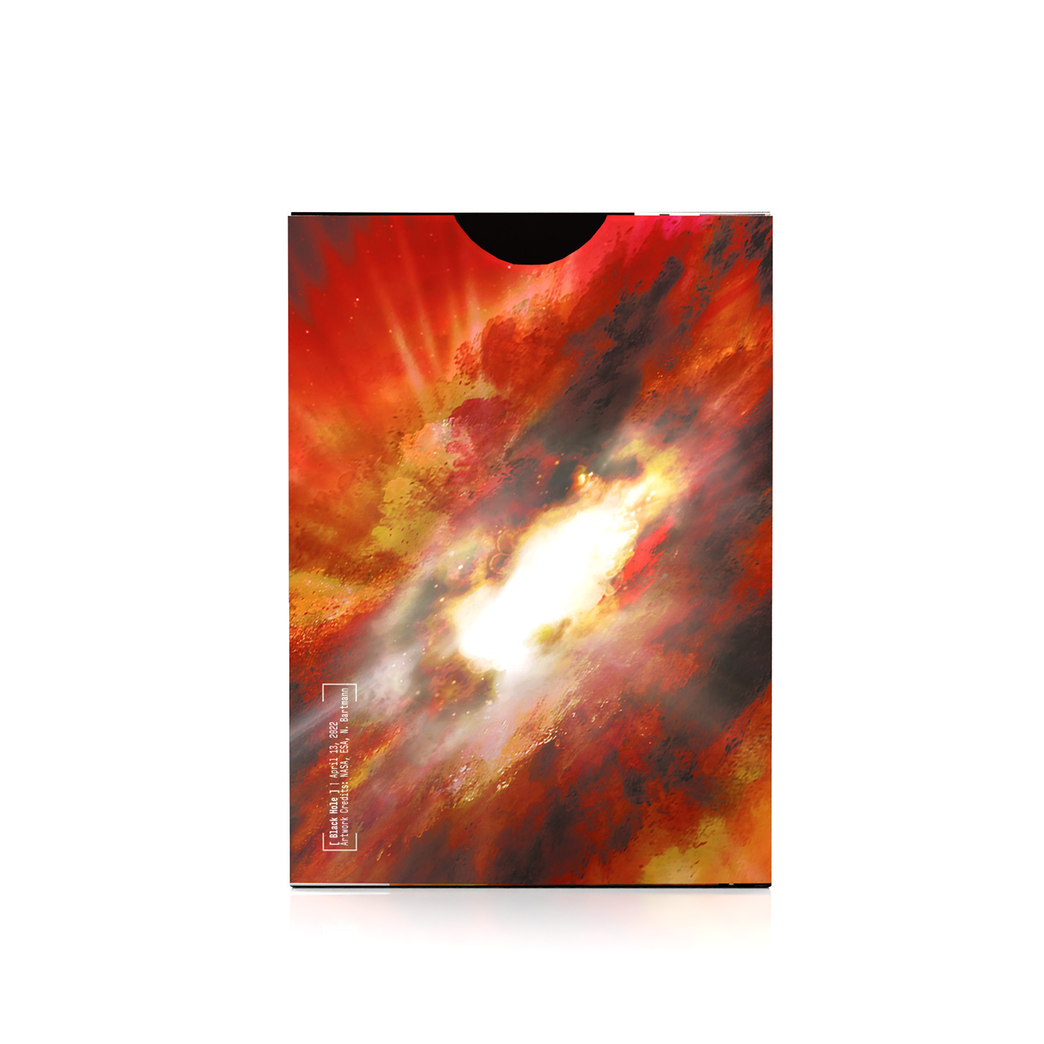 Eine Box mit einem farbenfrohen Nebel-Design. Das Design zeigt rote, gelbe und weiße Elemente.
