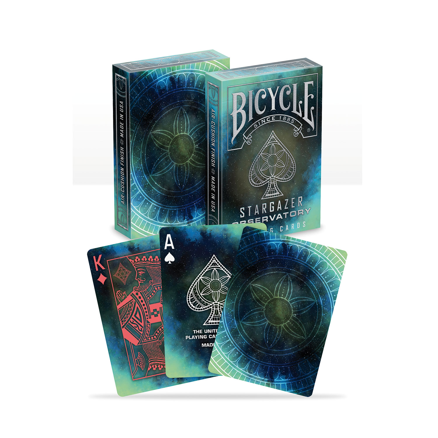 Zwei Decks Bicycle Stargazer Spielkarten mit Weltraumthema und ein paar Karten aufgefächert.