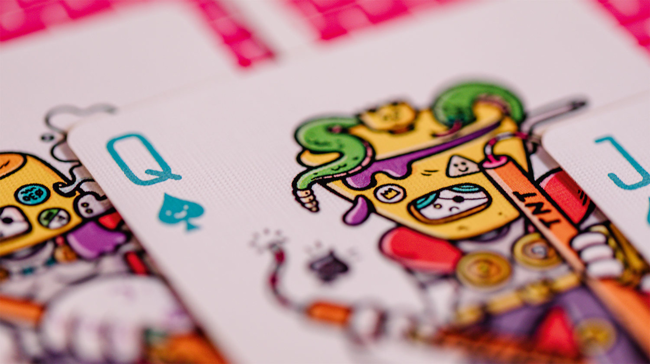 Nahaufnahme von Spielkarten. Die Pik-Dame ist im Fokus.