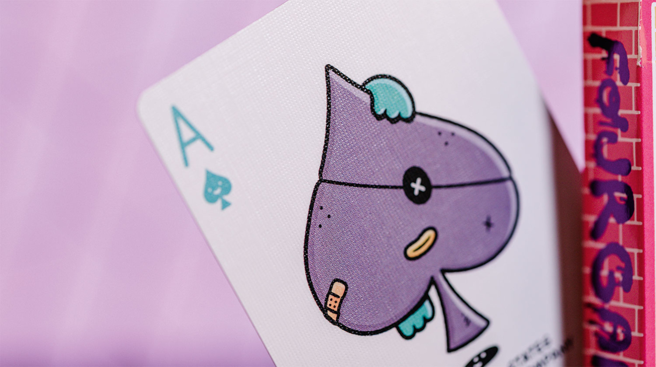 Spielkarte Pik Ass. Es hat ein Cartoon-Pik-Design mit einem Verband und einer Augenklappe.