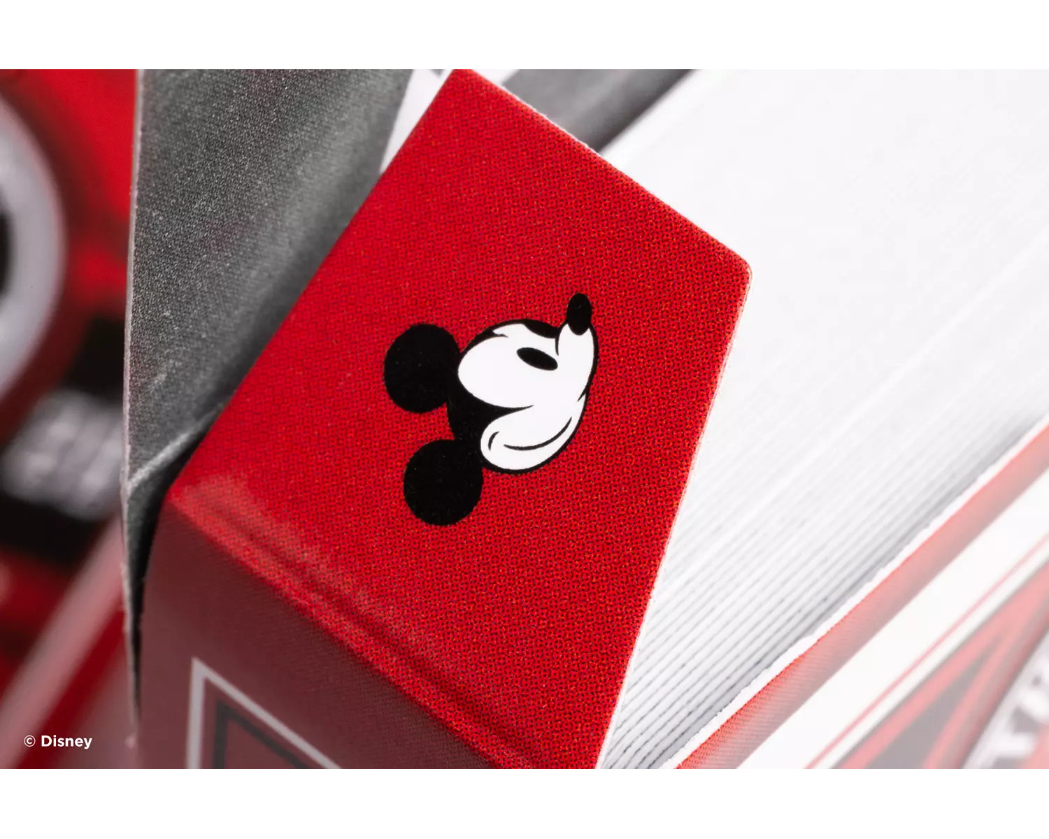 Gros plan d'une boîte de cartes Mickey Mouse. Boîte rouge avec le visage de Mickey.