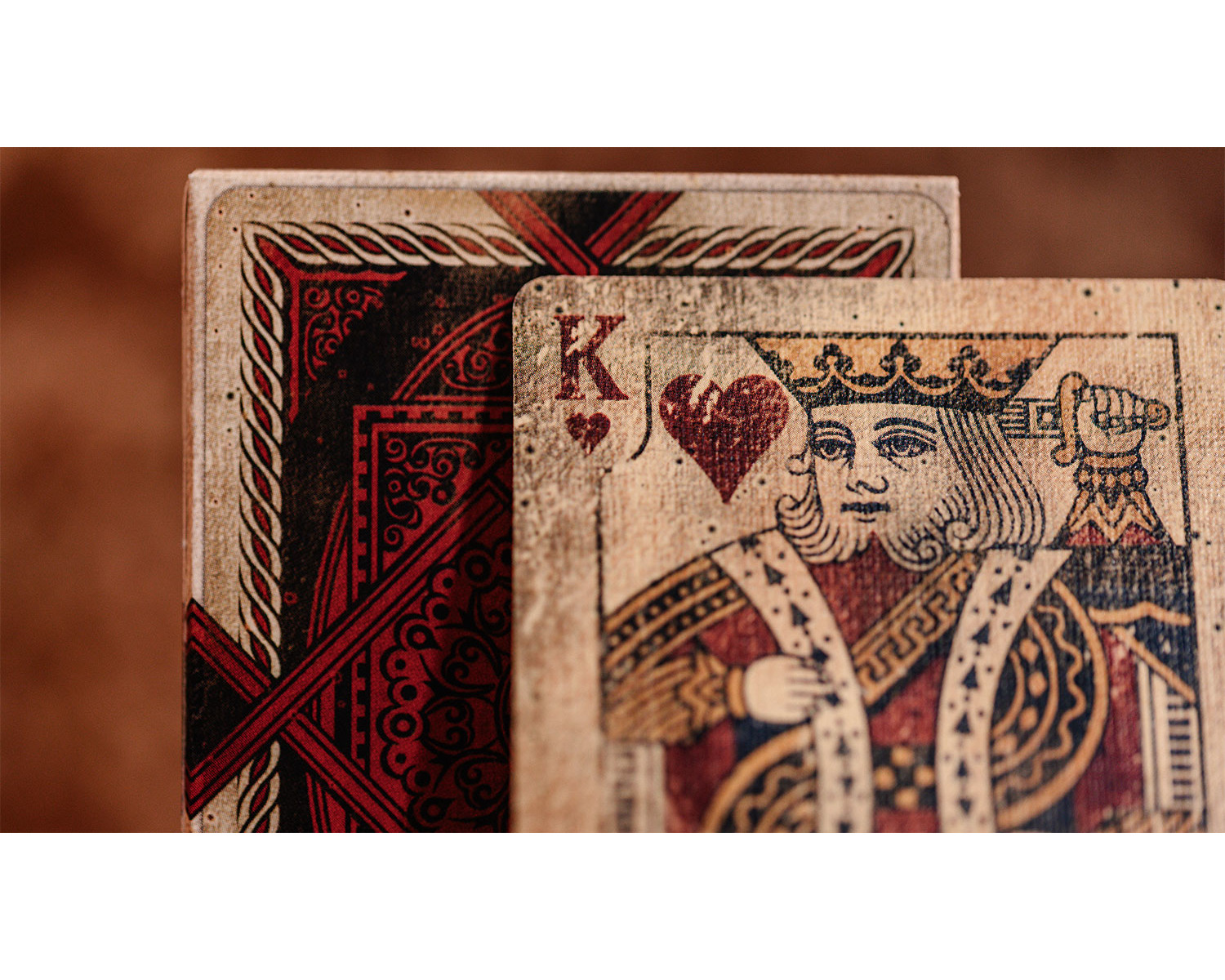 Nahaufnahme von Spielkarten. Eine zeigt die Herz König Karte.