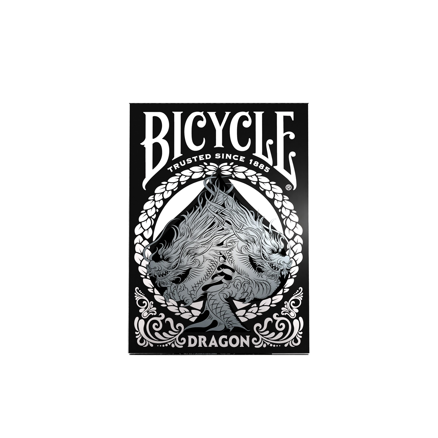 Bicycle Dragon Deck Box. Schwarzer Hintergrund mit weißer Schrift. Zwei Drachen umgeben das Pik-Ass.