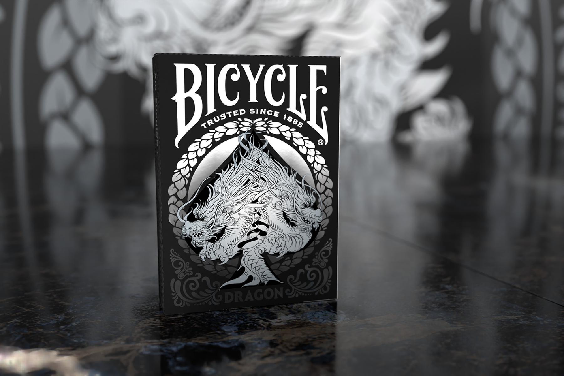 Eine Bicycle Drachen-Spielkartenbox. Schwarz mit einem Drachendesign auf der Vorderseite.