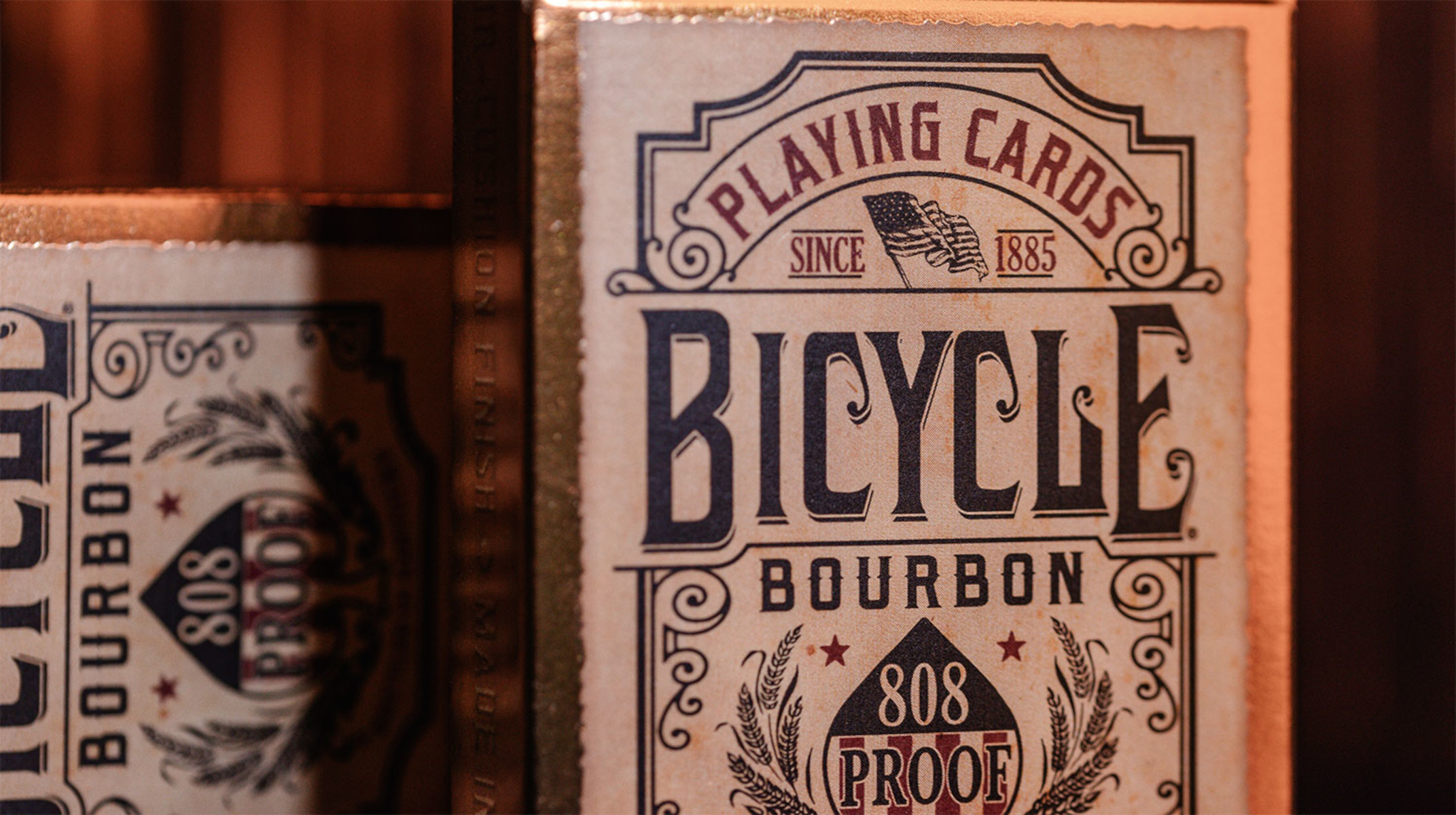 Zwei Bicycle Bourbon Spielkartenboxen. Die Boxen sind beige mit schwarzem Text.