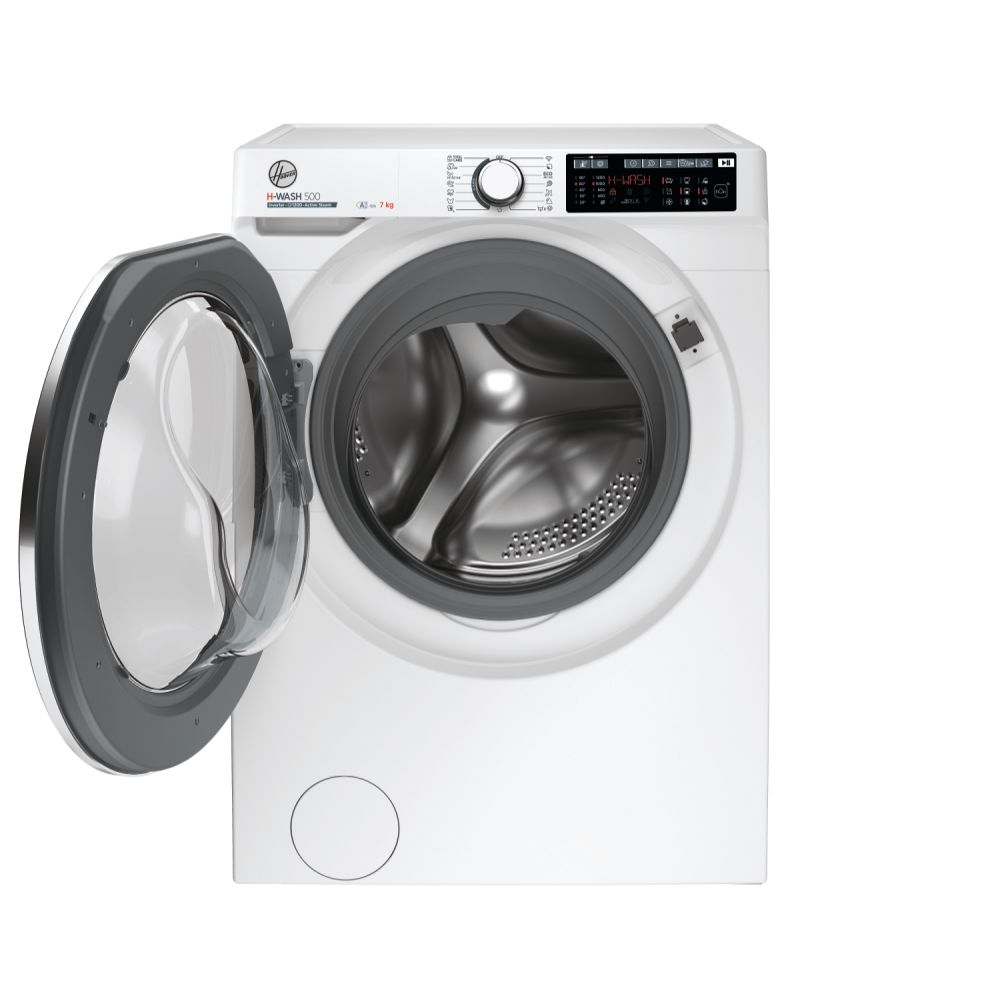 Weiße Waschmaschine mit geöffneter Tür. Die Maschine hat ein digitales Display und Knöpfe. Die Tür ist grau und die Trommel sichtbar.