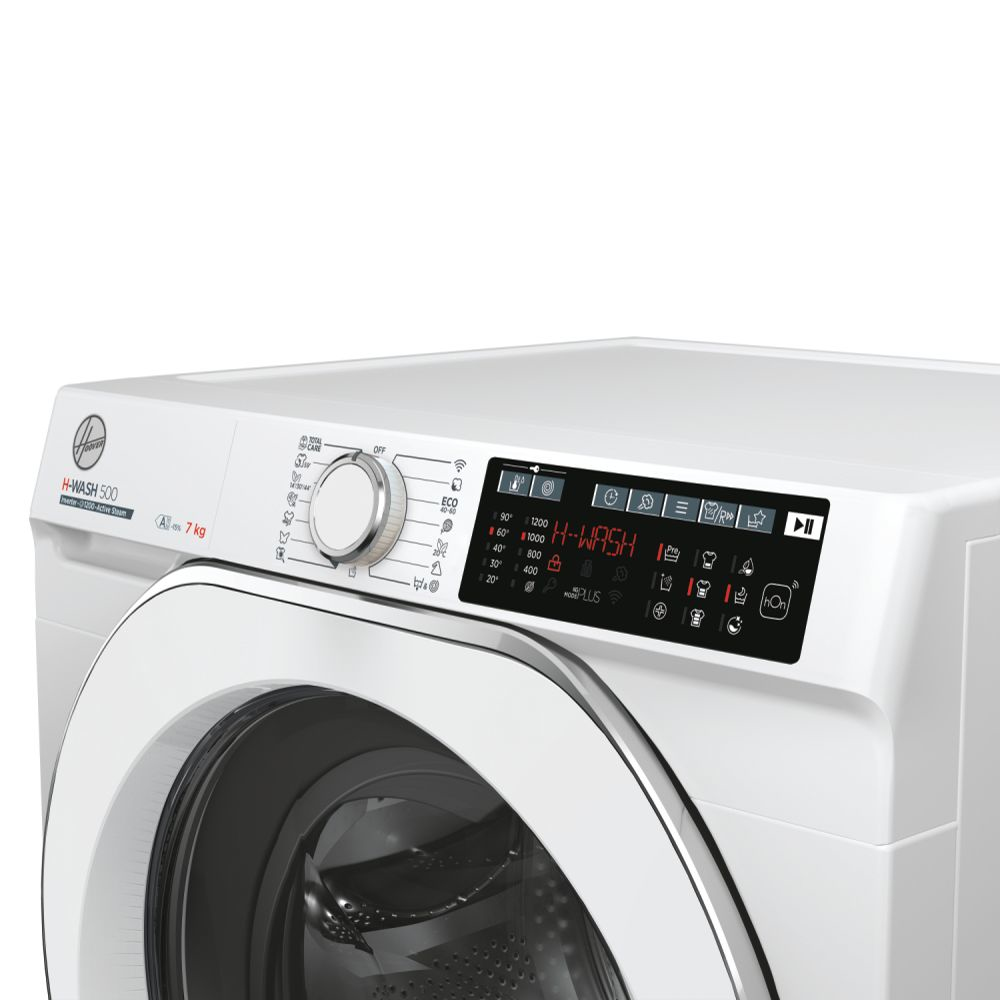Nahaufnahme des Bedienfelds einer weißen Waschmaschine mit Knöpfen und Display.
