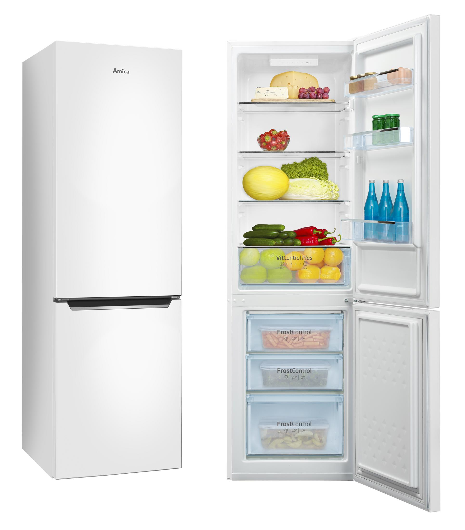 Ein weißer Kühlschrank mit Gefrierschublade und offener Tür, die Früchte und Gemüse zeigt.