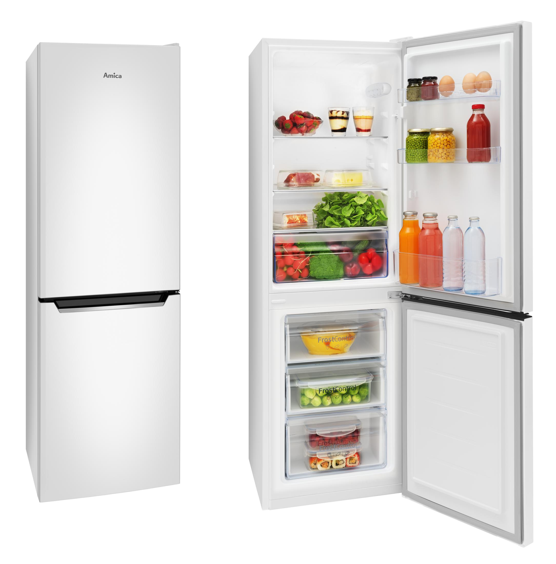 Ein weißer Kühlschrank mit geöffneter Tür, gefüllt mit Essen. Das Gefrierfach ist unten.