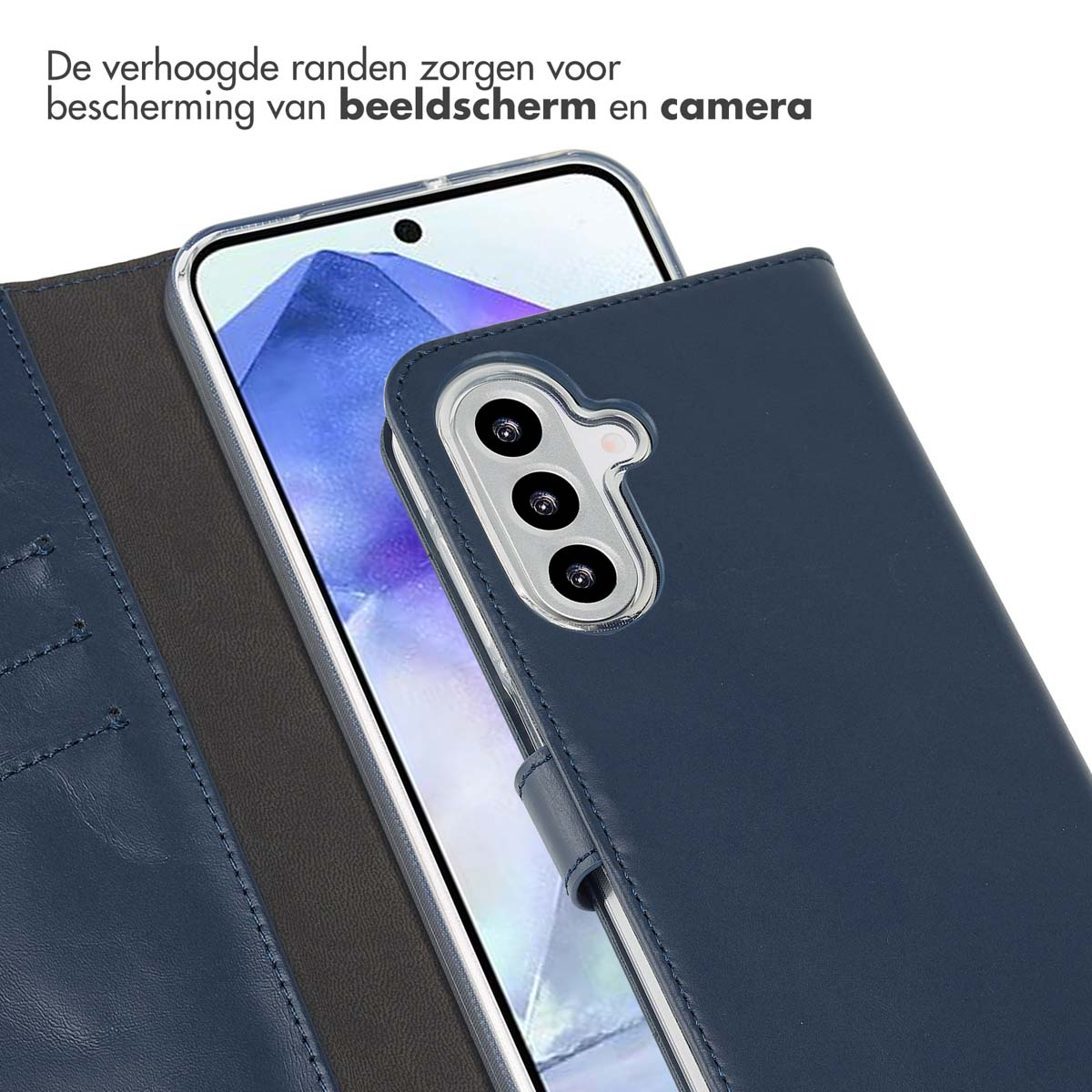 Un étui de téléphone bleu avec un téléphone à l'intérieur. La caméra du téléphone est visible.