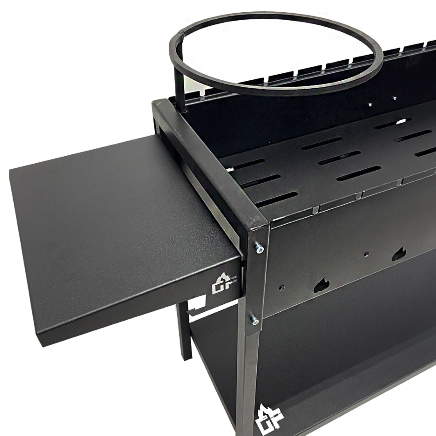 Schwarzer Außengrill mit einem Beistelltisch. Metallkonstruktion mit geschlitzter Seite.