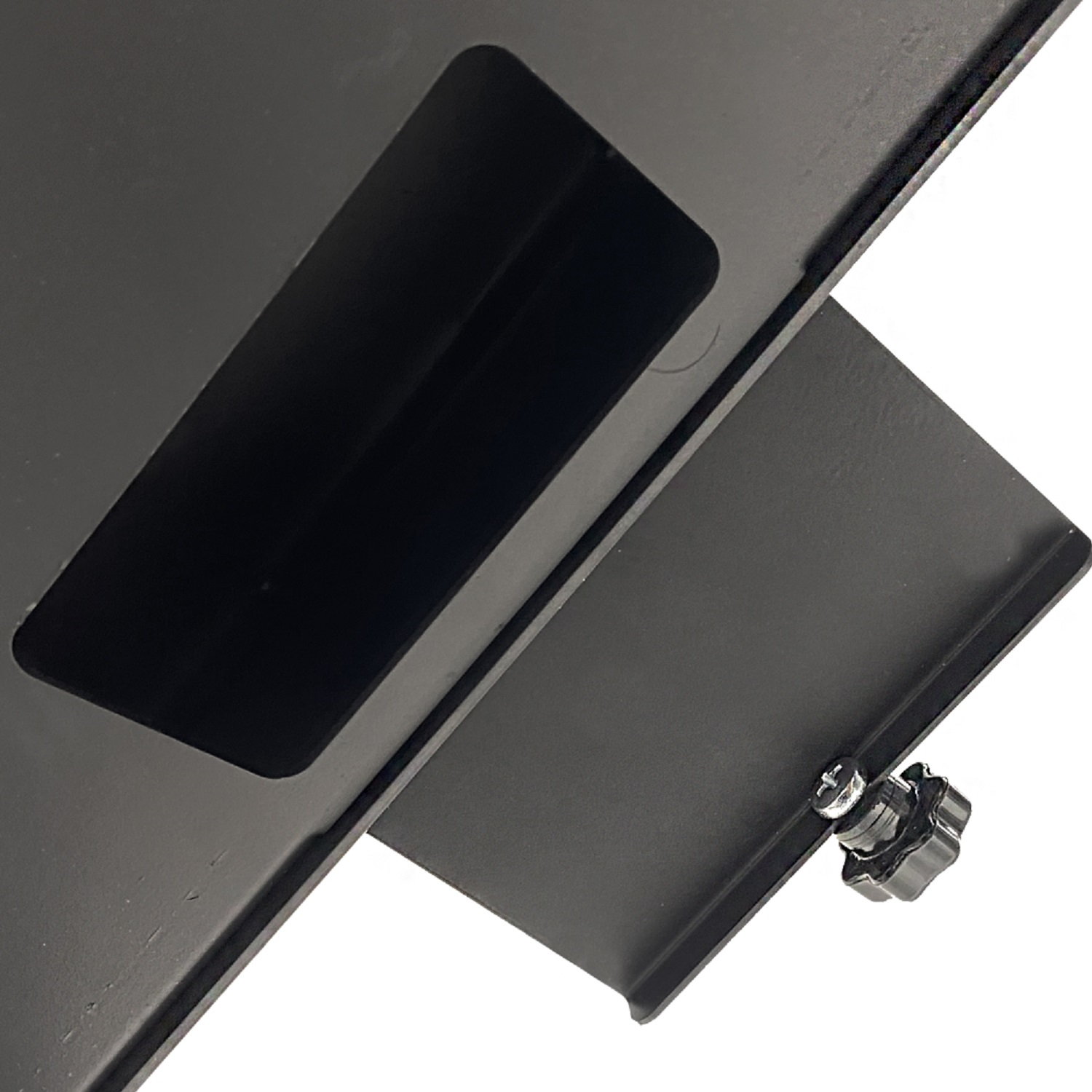 Schwarze Metallhalterung. Abgewinkelt mit rechteckigem Ausschnitt und Sternknopf zur Einstellung.