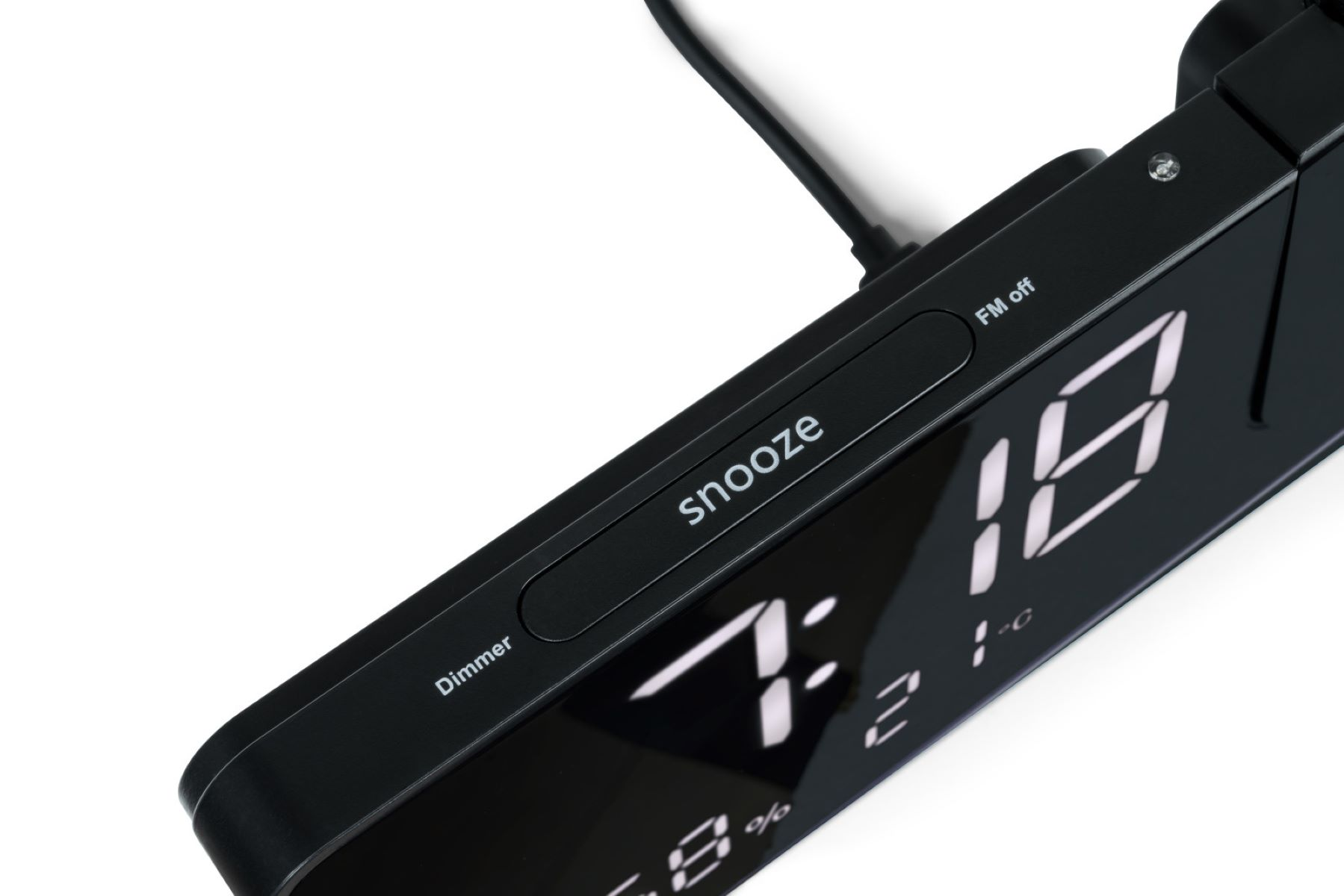 Reloj digital negro con una pantalla grande, mostrando la hora y otra información. El botón de repetición está visible.