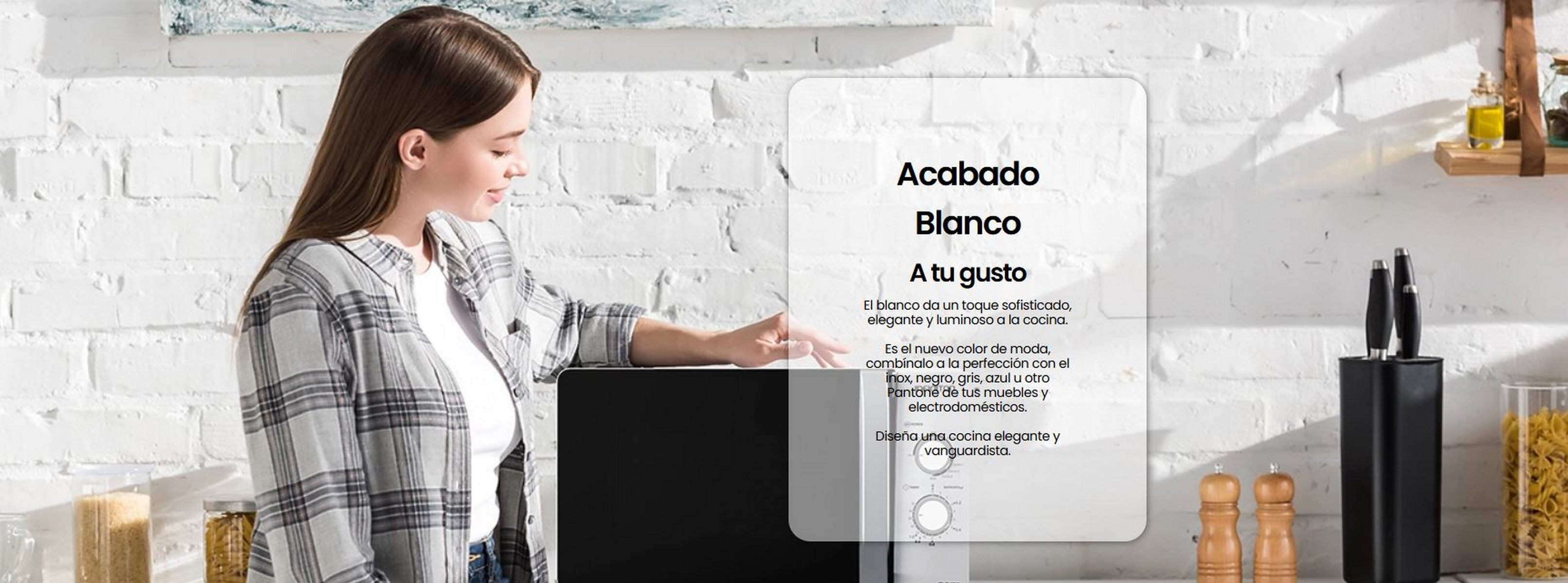 Una donna in cucina indica un forno a microonde. La sovrapposizione di testo descrive le caratteristiche del microonde.