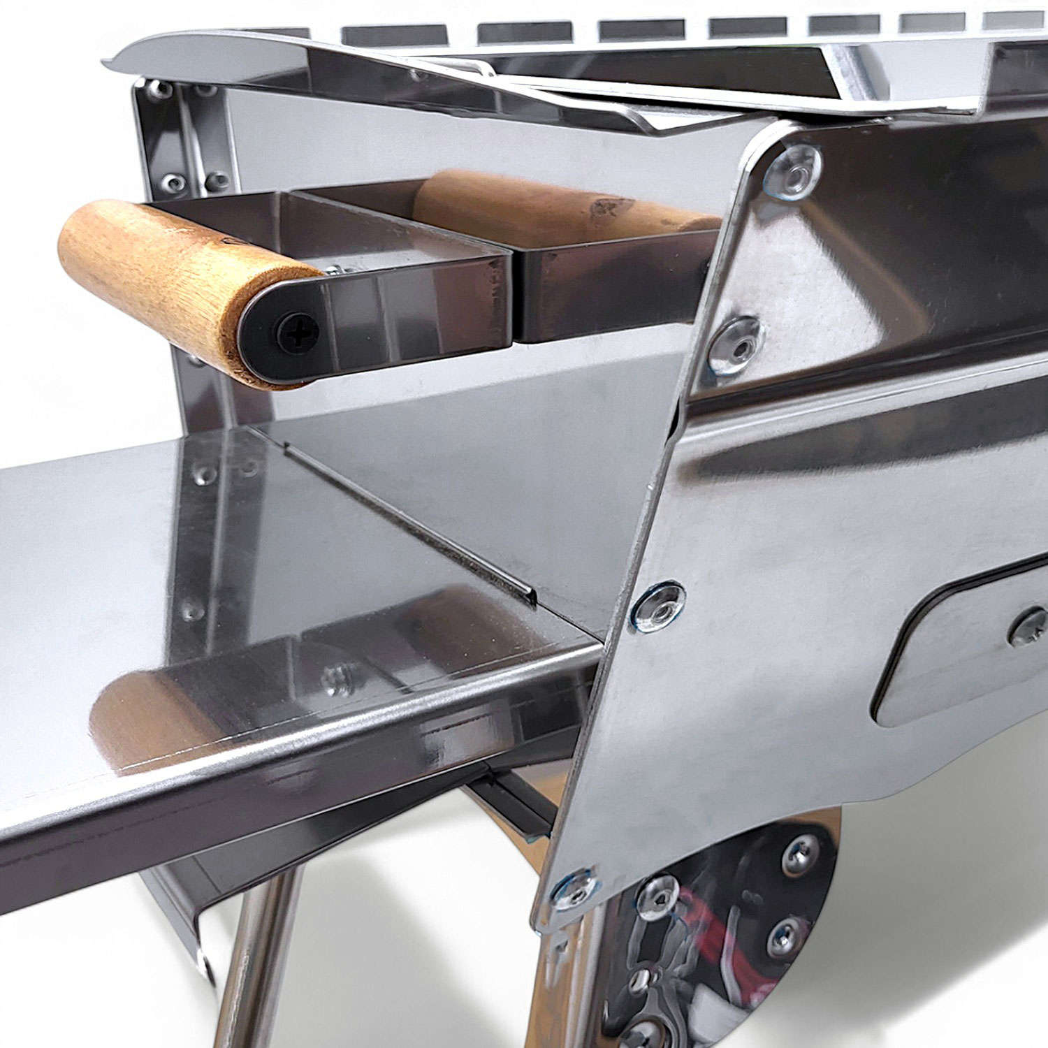 Grill aus Edelstahl mit Holzgriffen für die Grillroste, auf weißem Hintergrund.