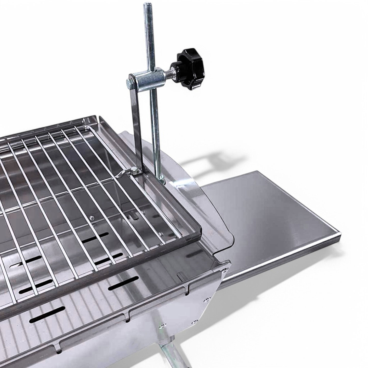Edelstahlgrill. Zeigt den Grill und einen Beistelltisch.