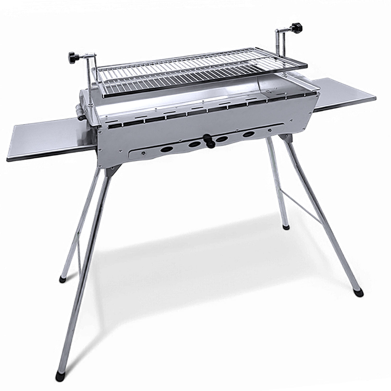 Ein silberner Metallgrill auf Beinen, vor weißem Hintergrund. Die Oberseite des Grills ist offen.