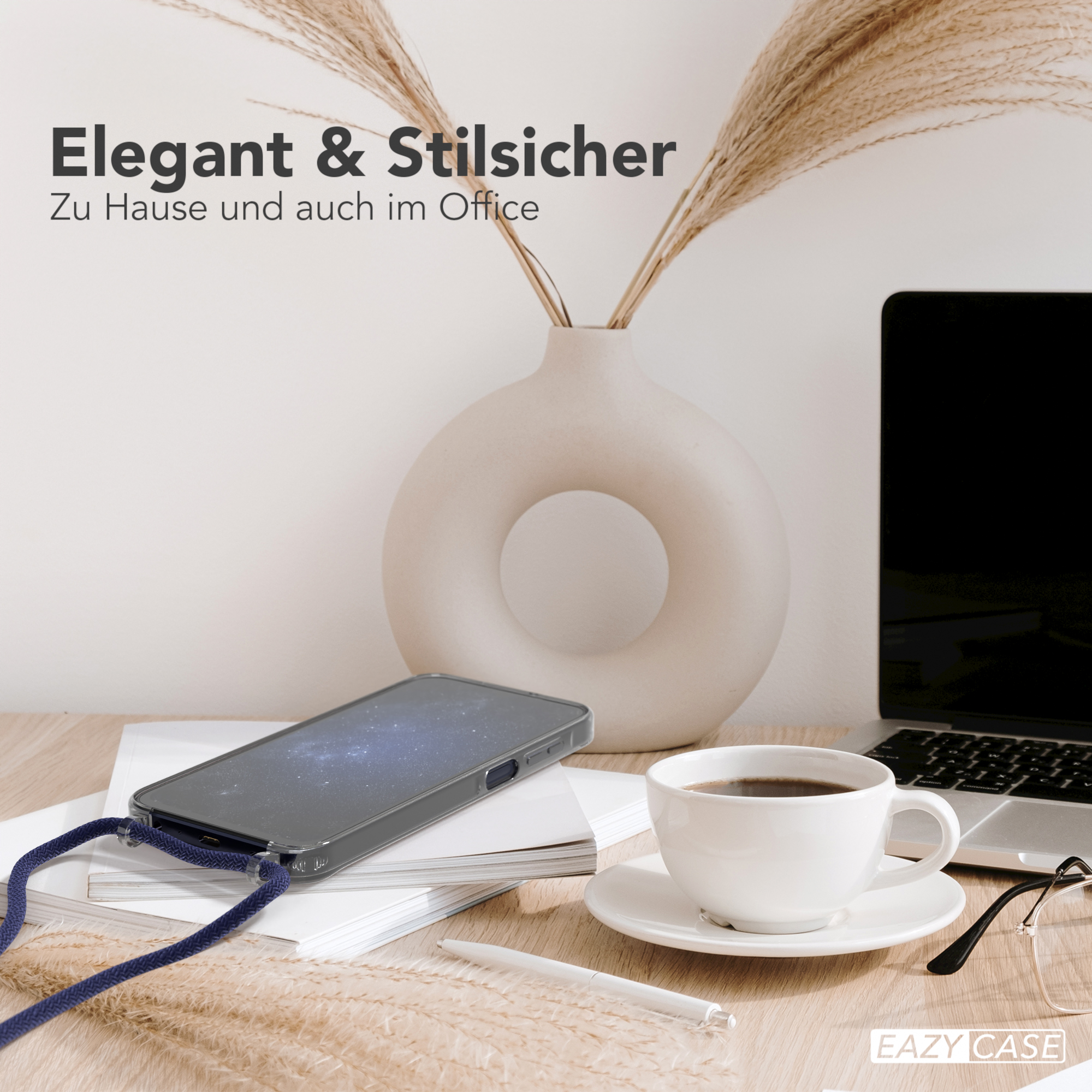 Telefon mit Hülle und Lanyard auf einem Schreibtisch, Kaffeetasse, Vase und Text.
