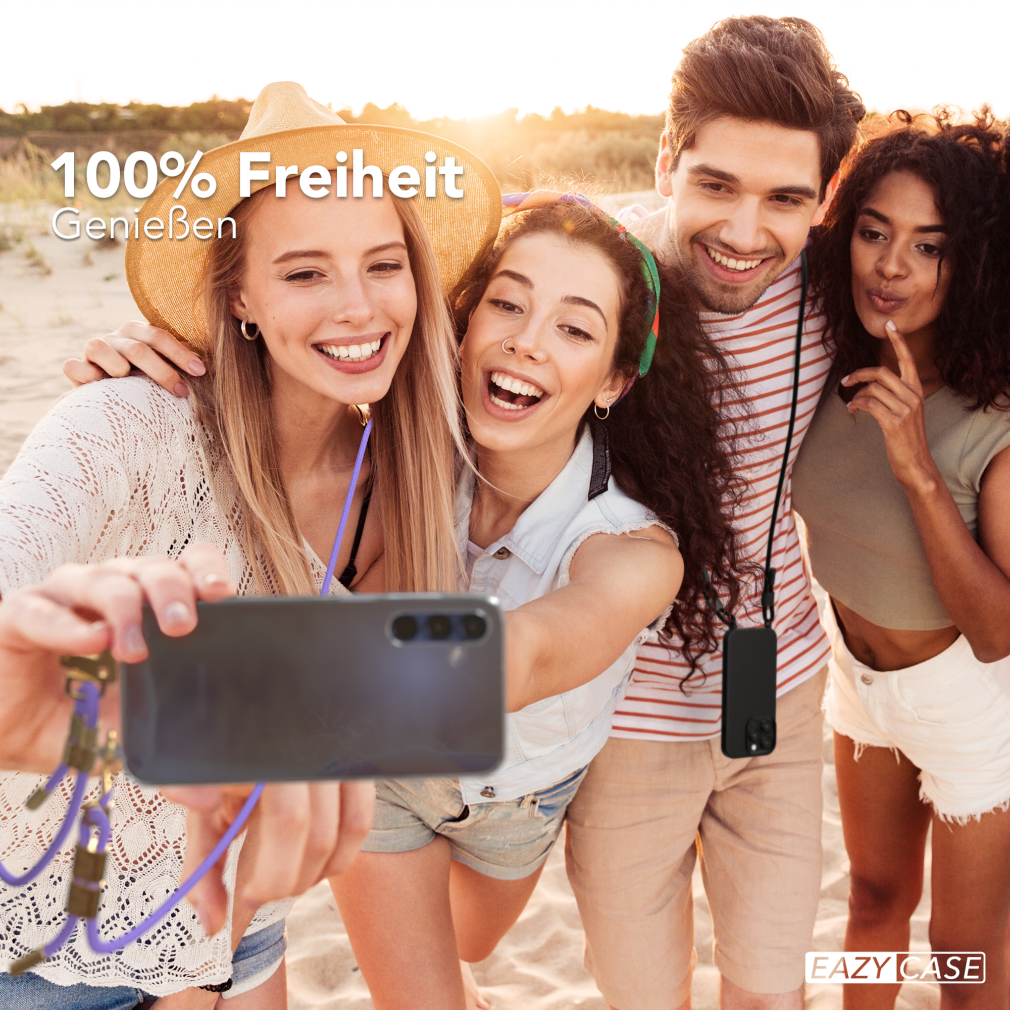Vier Freunde machen ein Selfie am Strand. Einer hält das Telefon.