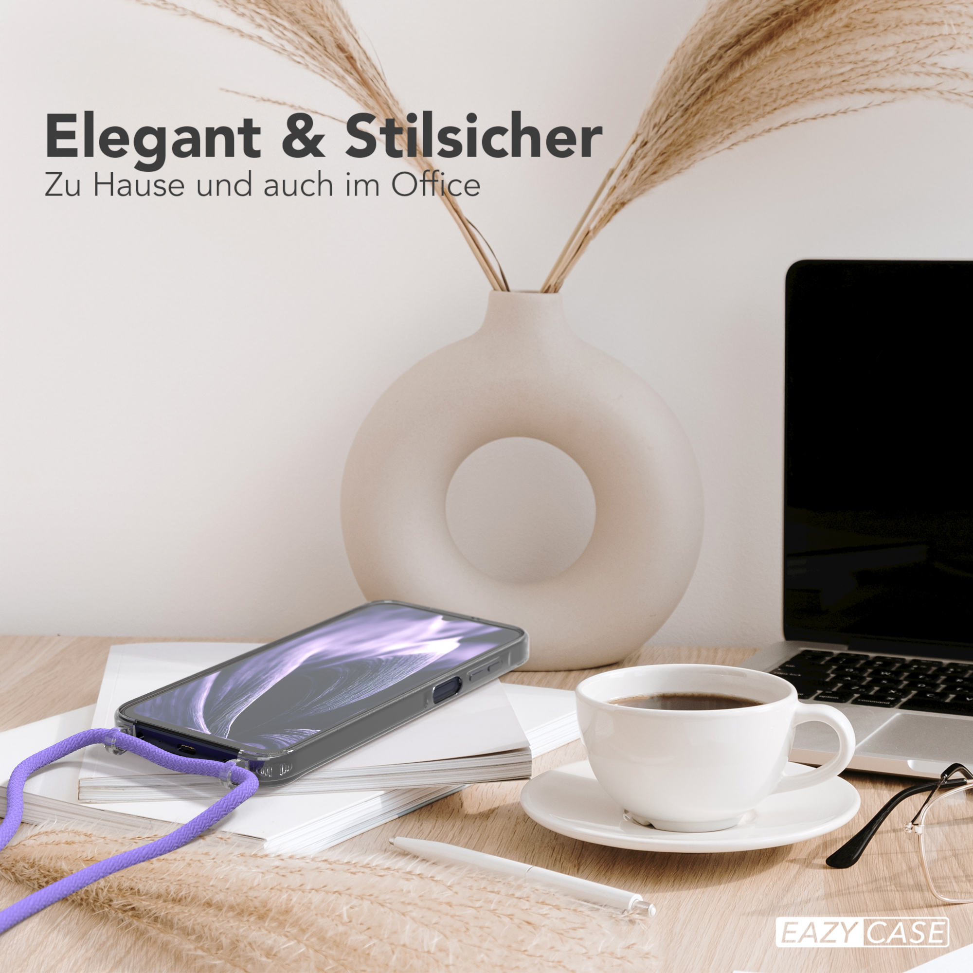 Eine Handyhülle auf einem Schreibtisch mit einem lila Kabel. Eine Kaffeetasse und eine Vase.
