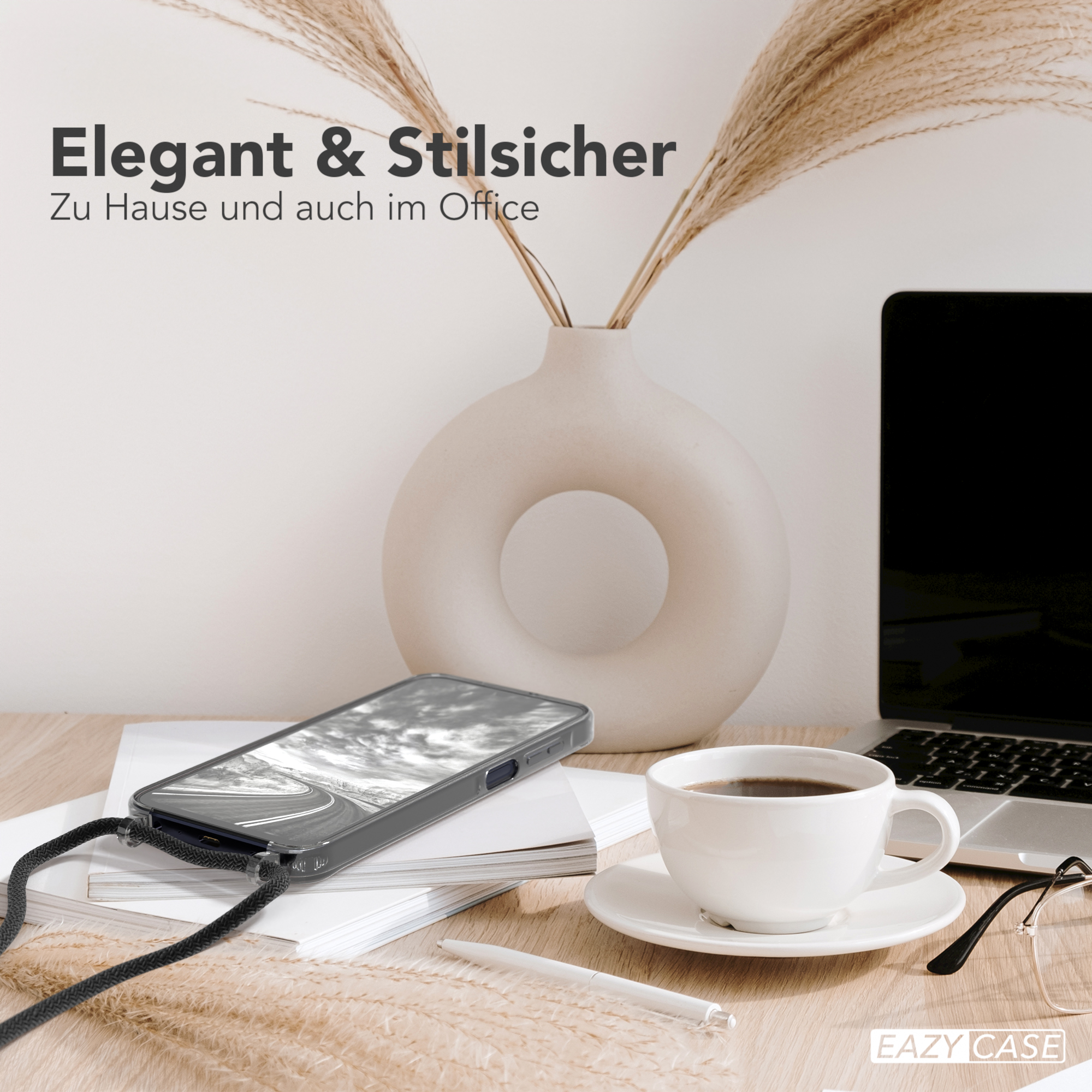 Telefon auf dem Schreibtisch mit Kordel, Kaffeetasse, Vase mit Pflanzen und Laptop. Text: Elegant & Stilsicher.