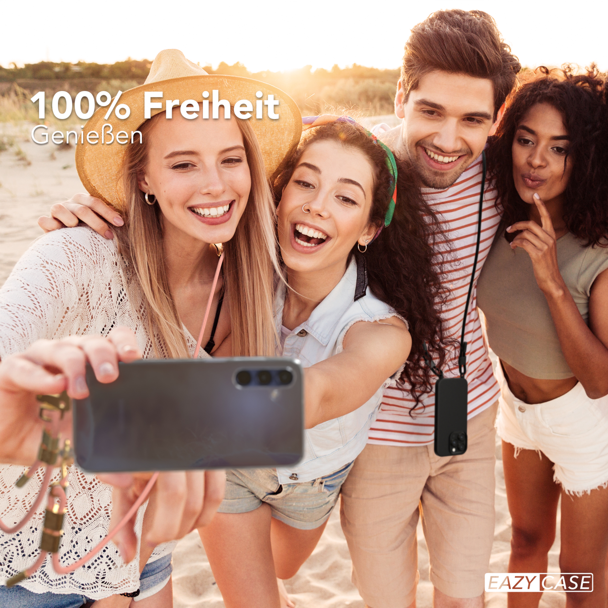Eine Gruppe von Freunden macht ein Selfie am Strand. Sie lächeln.