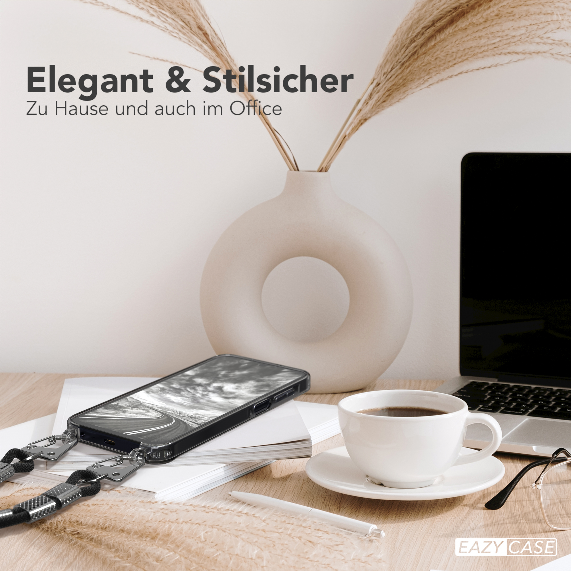 Eine Handyhülle auf einem Schreibtisch mit einem Telefon darin, mit einem grünen Kabel und Zubehör.