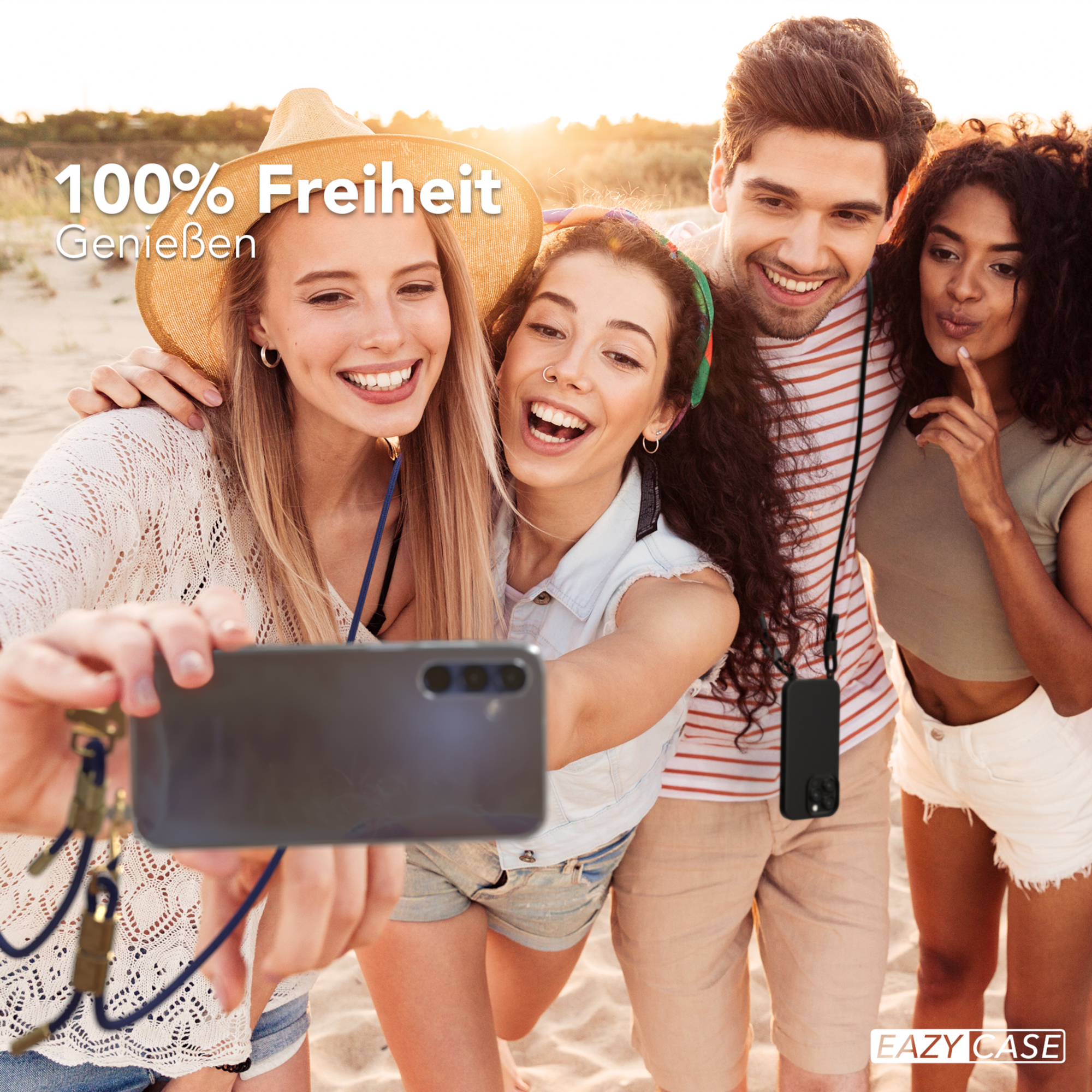 Vier Freunde machen ein Selfie am Strand. Das Bild hat einen Text-Overlay: 100% Freiheit.
