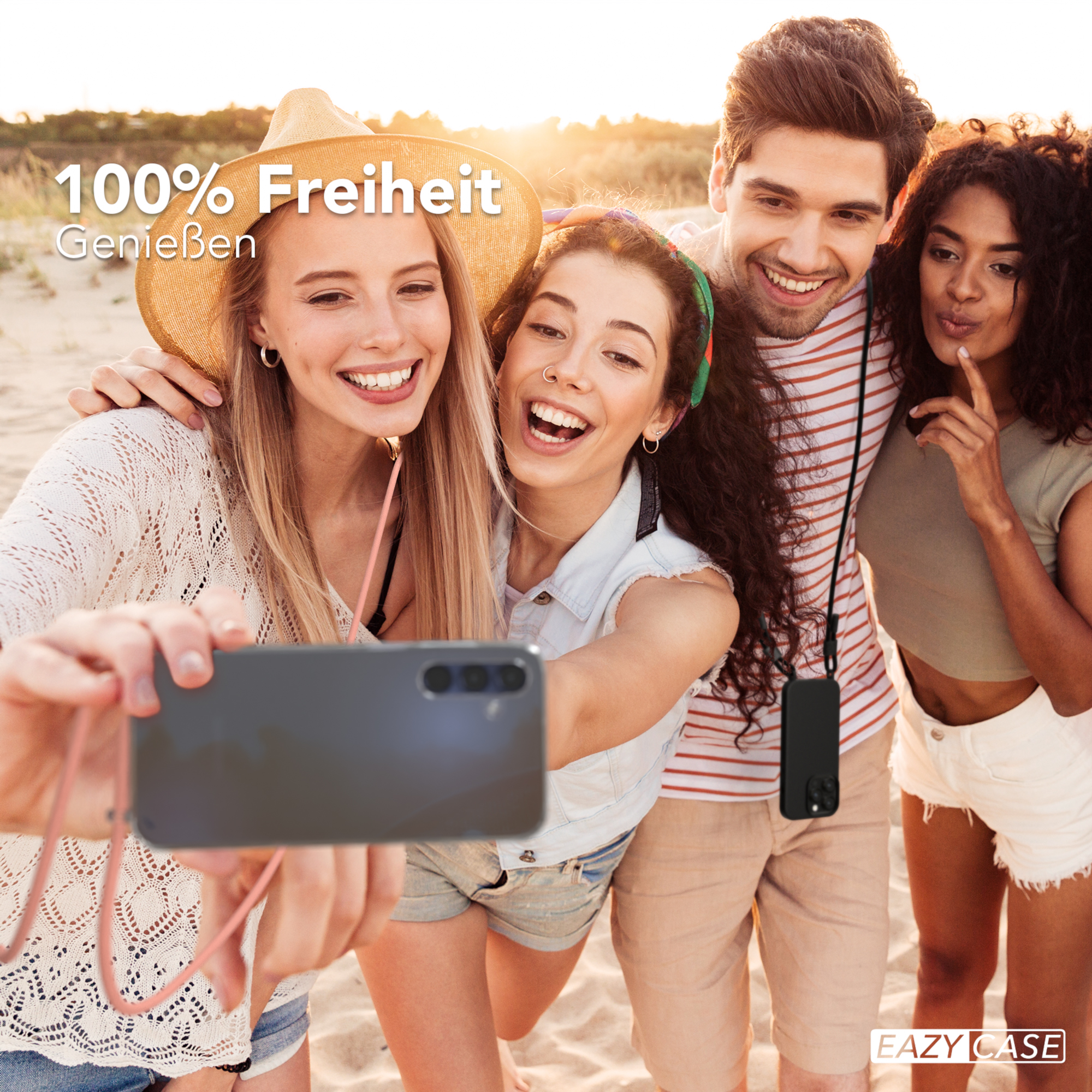 Vier Freunde machen ein Selfie am Strand. Einer hält ein Telefon mit grauem Case, lächelnd.