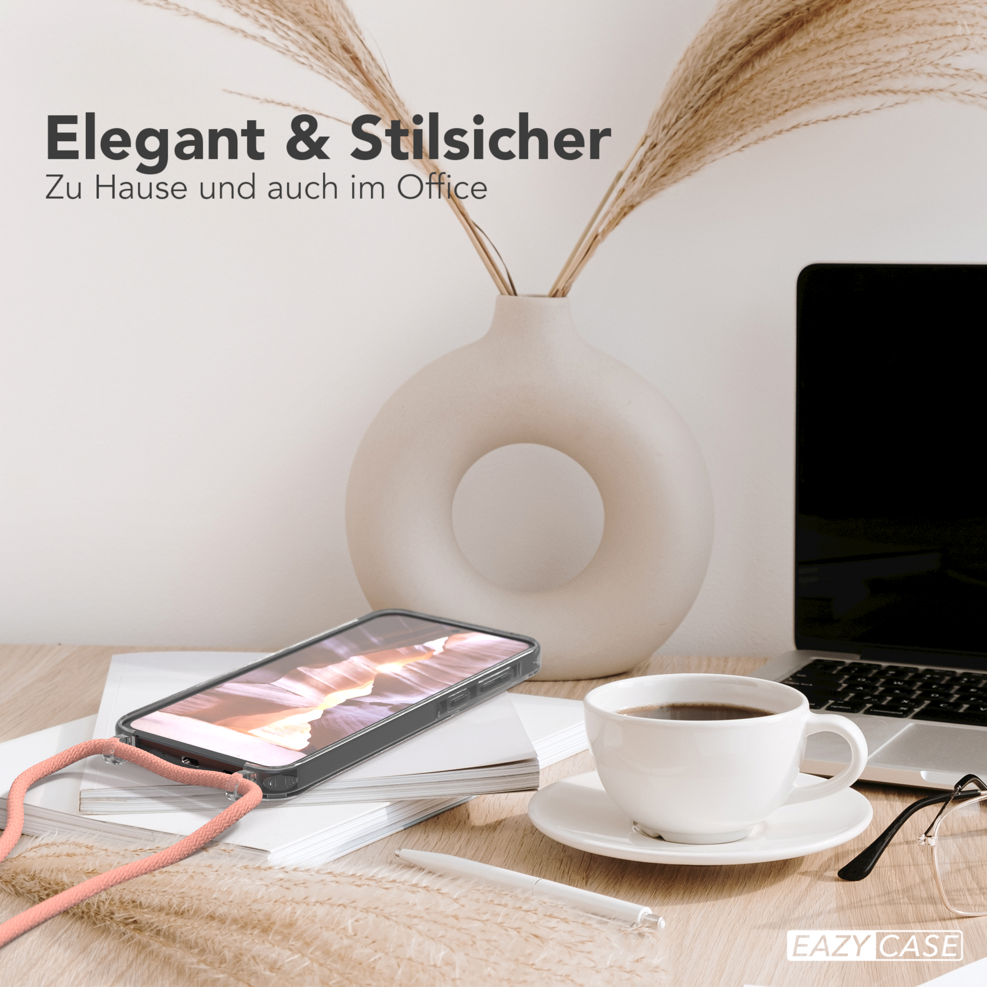 Telefon mit Hülle, Tasse Kaffee und Vase mit Pflanzen auf dem Schreibtisch.