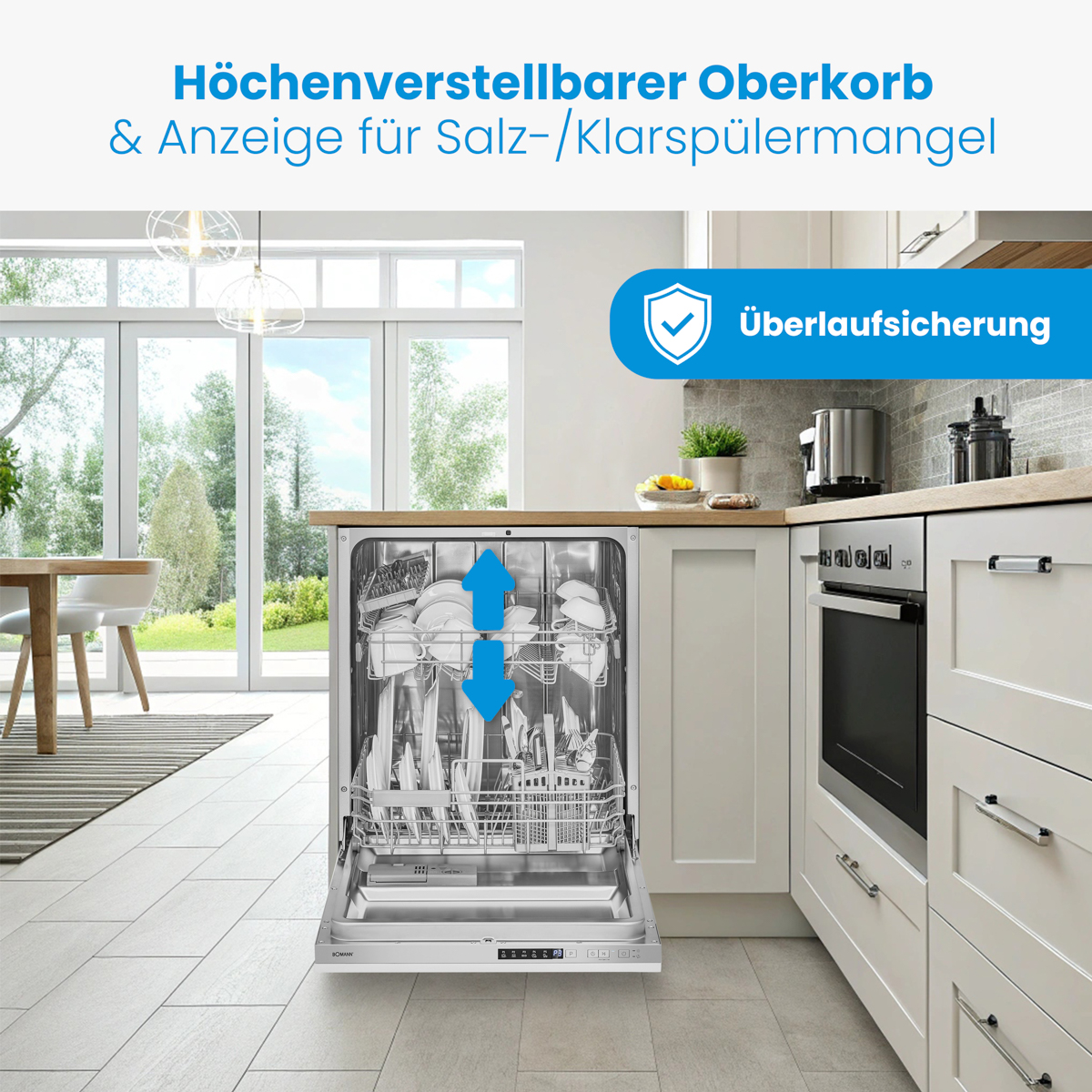 Geschirrspüler mit offener Tür. Innen Geschirr, Küchenhintergrund.