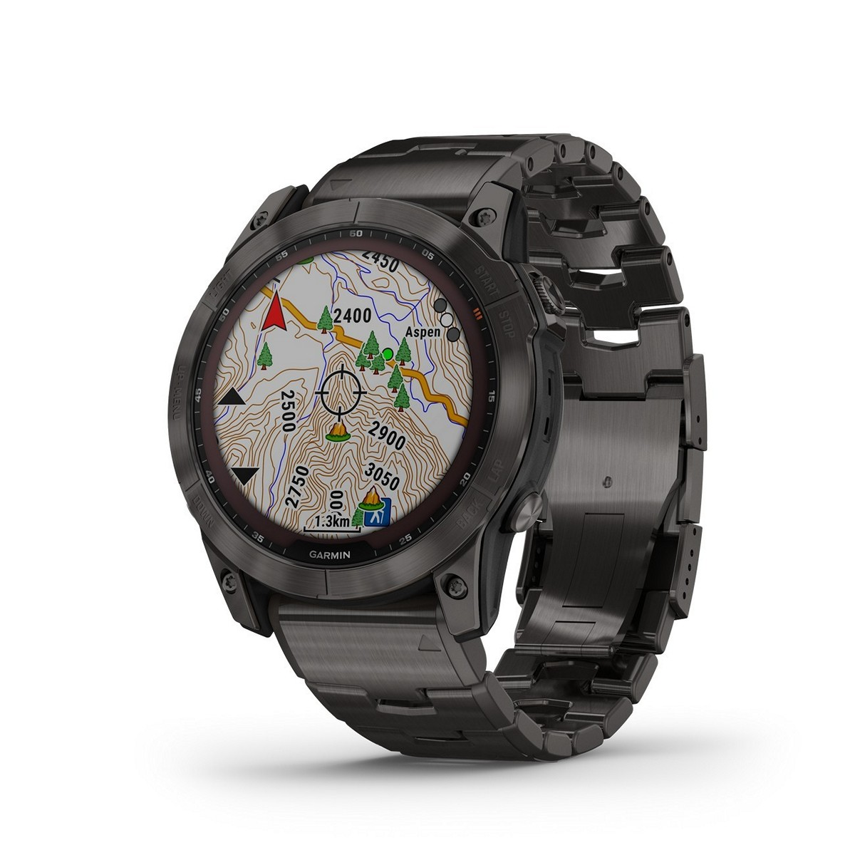 Smartwatch Garmin nero su superficie bianca, mostra una mappa. Cinturino in metallo nero.