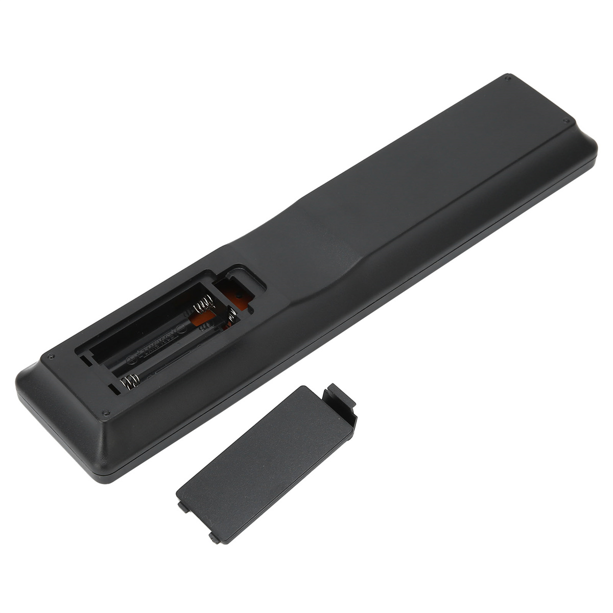 Die Rückseite einer schwarzen TV-Fernbedienung mit geöffnetem Batteriefach, das die Batterien zeigt.