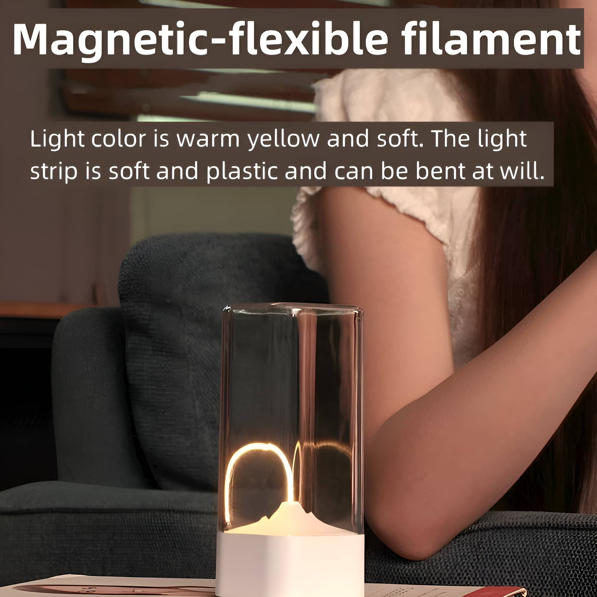 Eine Frau neben einer Lampe. Die Lampe hat einen weißen Sockel und einen klaren Glasschirm.