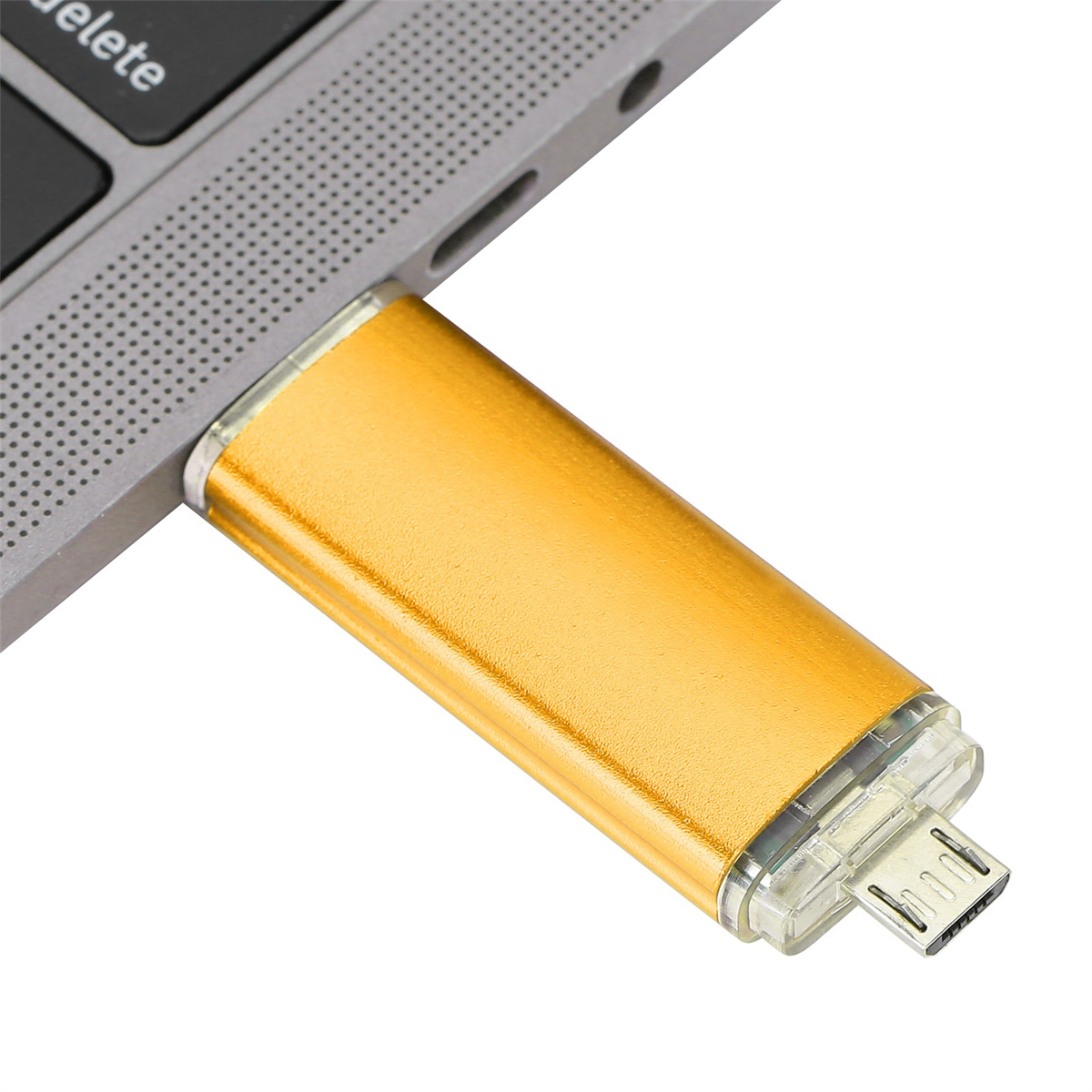 Ein goldener USB-Stick, der in einen Laptop gesteckt ist. Der Stick ist gold und rechteckig.