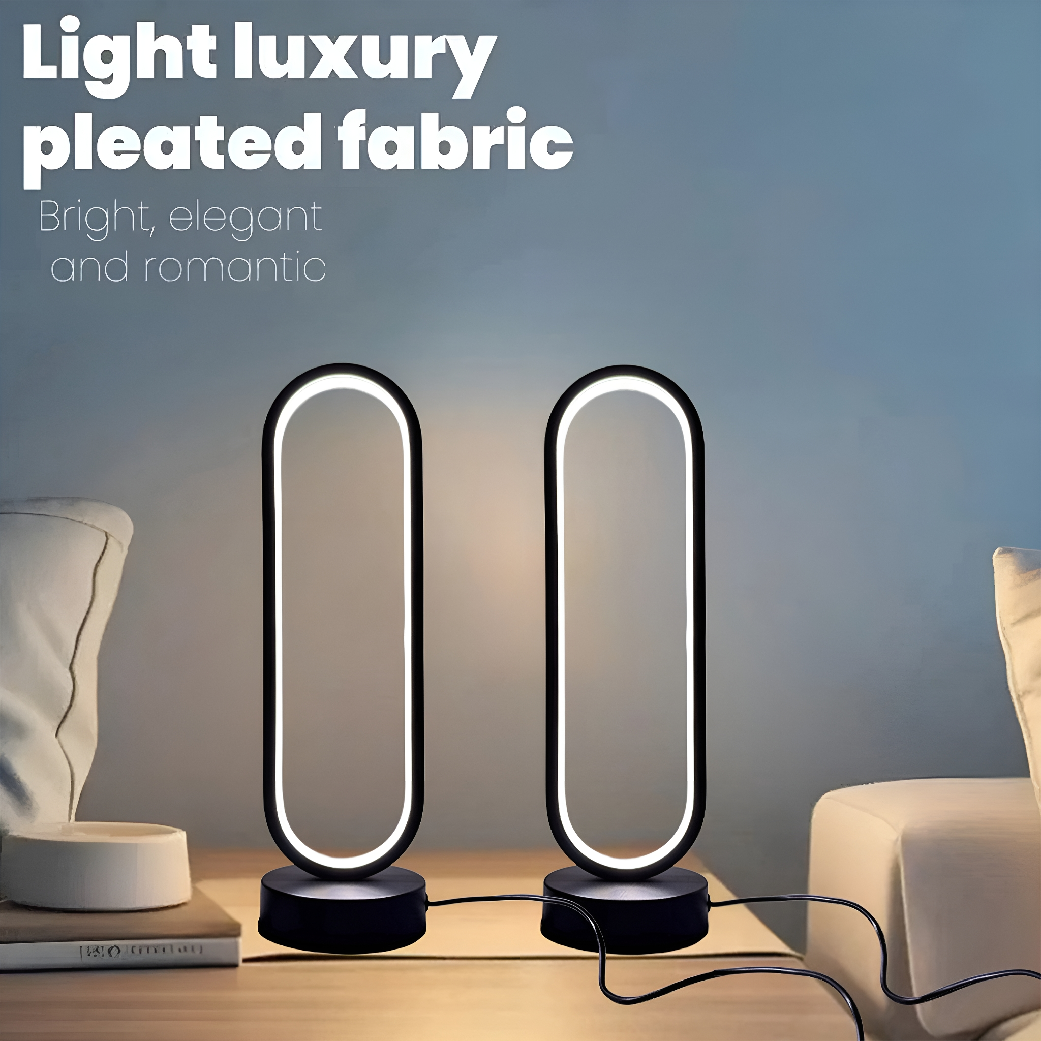 Zwei schwarz-weiße moderne Lampen auf einem Holztisch, mit einem beigen Sofa.