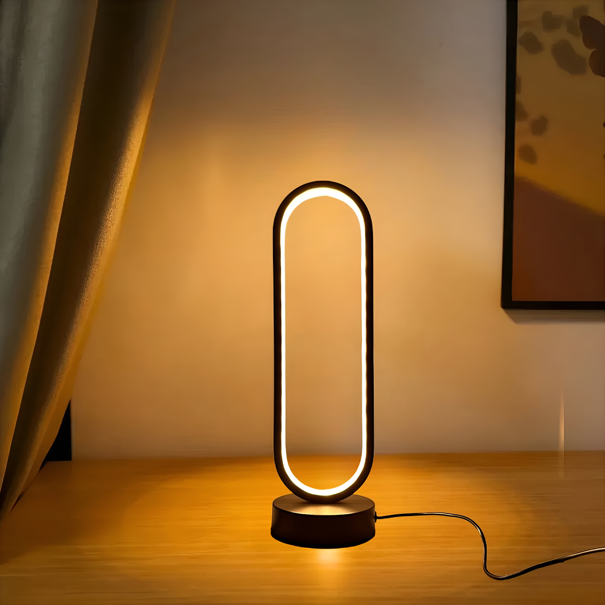 Schwarze moderne Lampe, ovale Form mit weißem Licht, auf einer Holzoberfläche, an einer Wand.