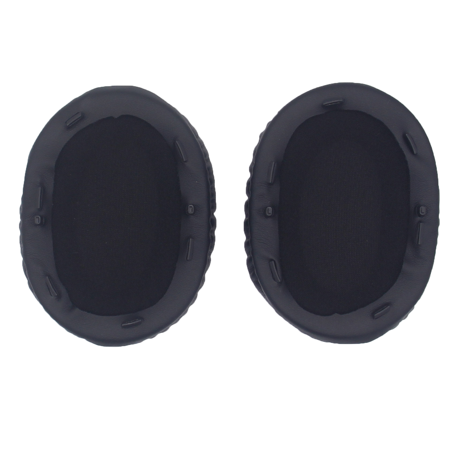 Dwie czarne owalne poduszki nauszne do słuchawek. Mają miękką, teksturowaną powierzchnię.