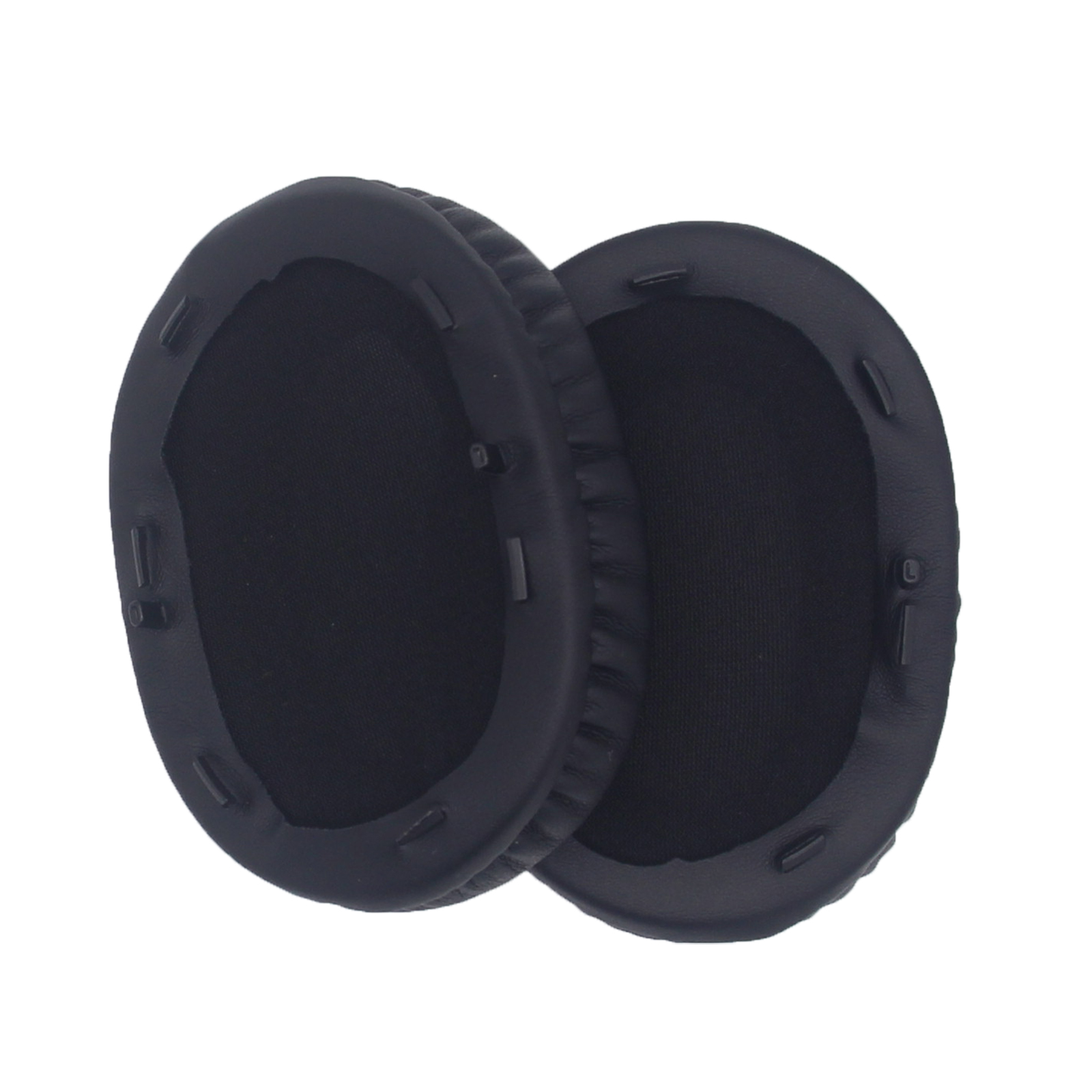 Dwie czarne, okrągłe poduszki nauszne do słuchawek na białym tle.