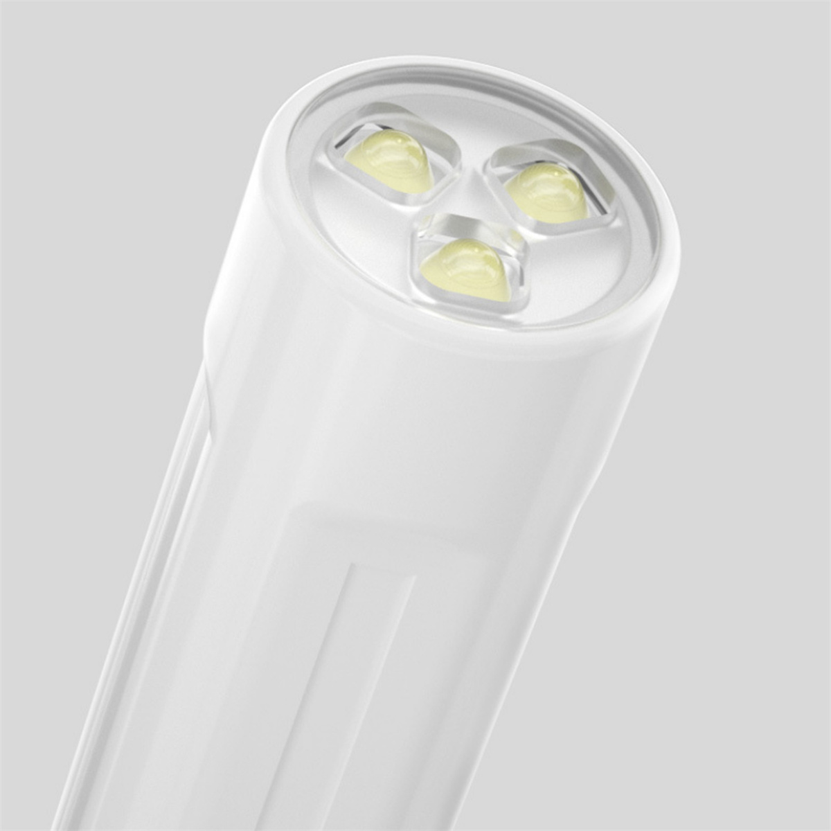 Eine weiße LED-Lichtquelle mit drei kleinen gelben Lichtern, schräge Ansicht.