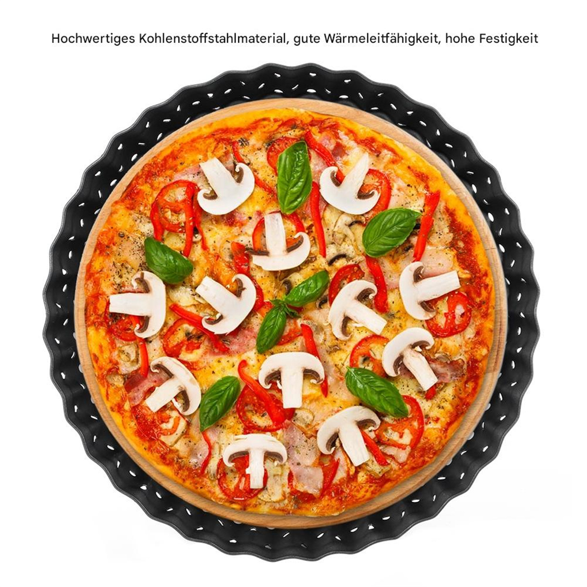Pizza mit Pilzen, Tomaten und Basilikum in einer schwarzen, dekorativen Pizzaform.