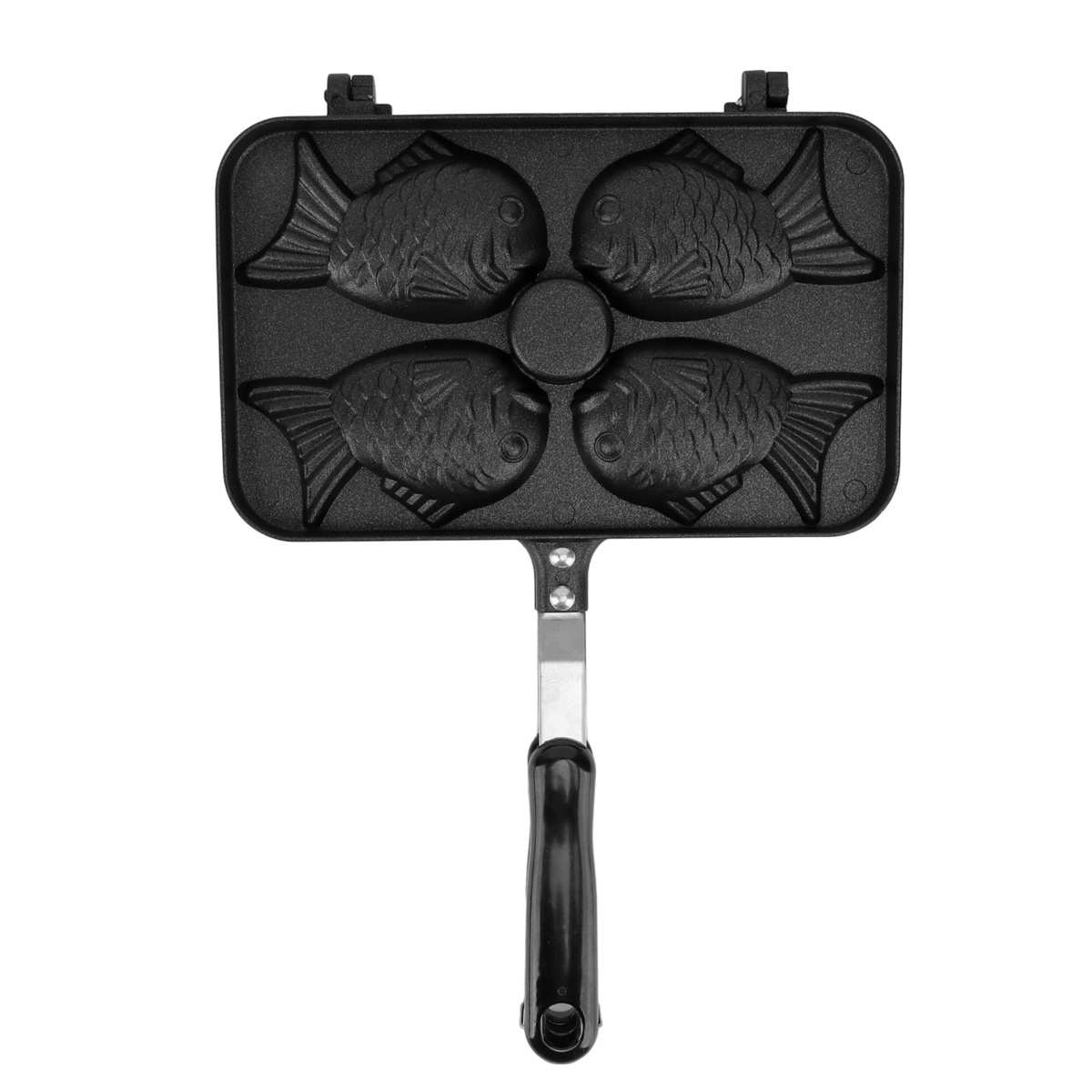 Schwarzes, fischförmiges Waffeleisen. Vier Fischformen in der Pfanne. Griff ist silber und schwarz.