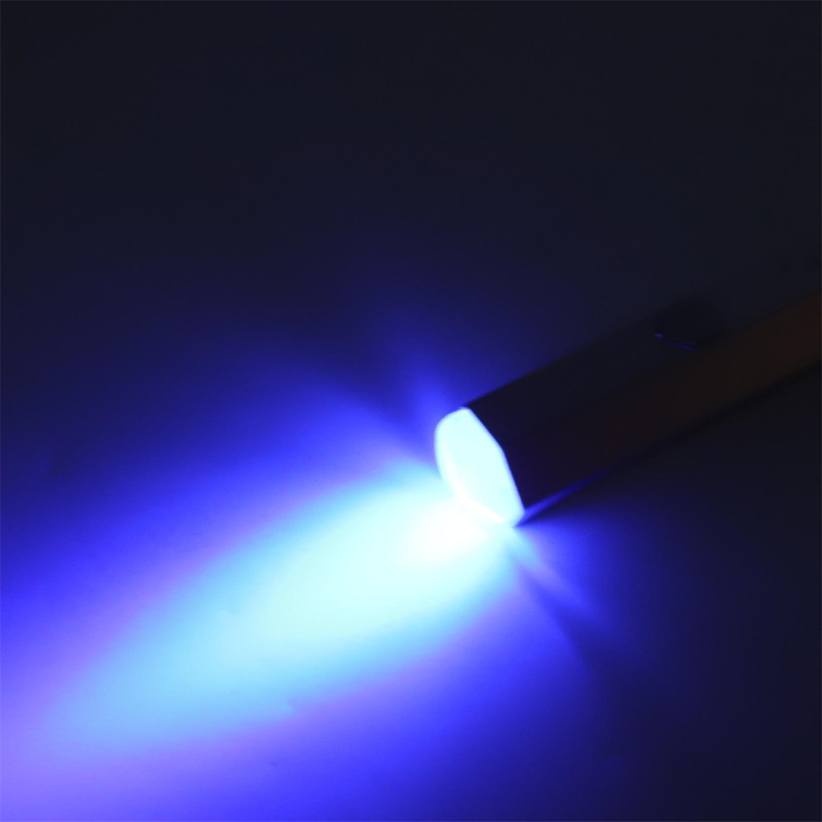 Eine Taschenlampe, die blaues Licht aussendet. Die Lichtquelle ist am Ende. Der Hintergrund ist dunkel.