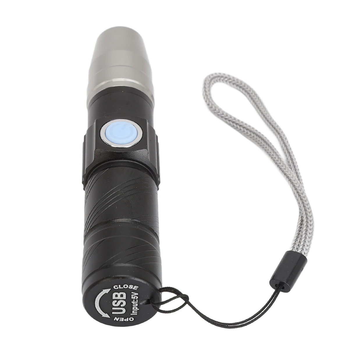 Eine schwarze und silberne Taschenlampe mit grauem Handgelenkband. Sie hat eine blaue Taste und einen USB-Anschluss.