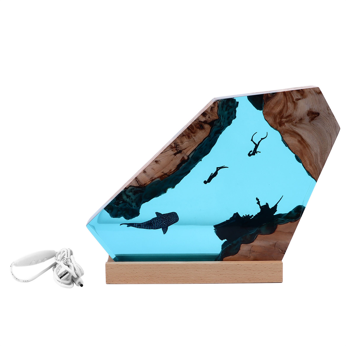 Lampe aus Holz und blauem Harz mit Taucherfiguren und einem Wal. Weißes Kabel an der Seite.