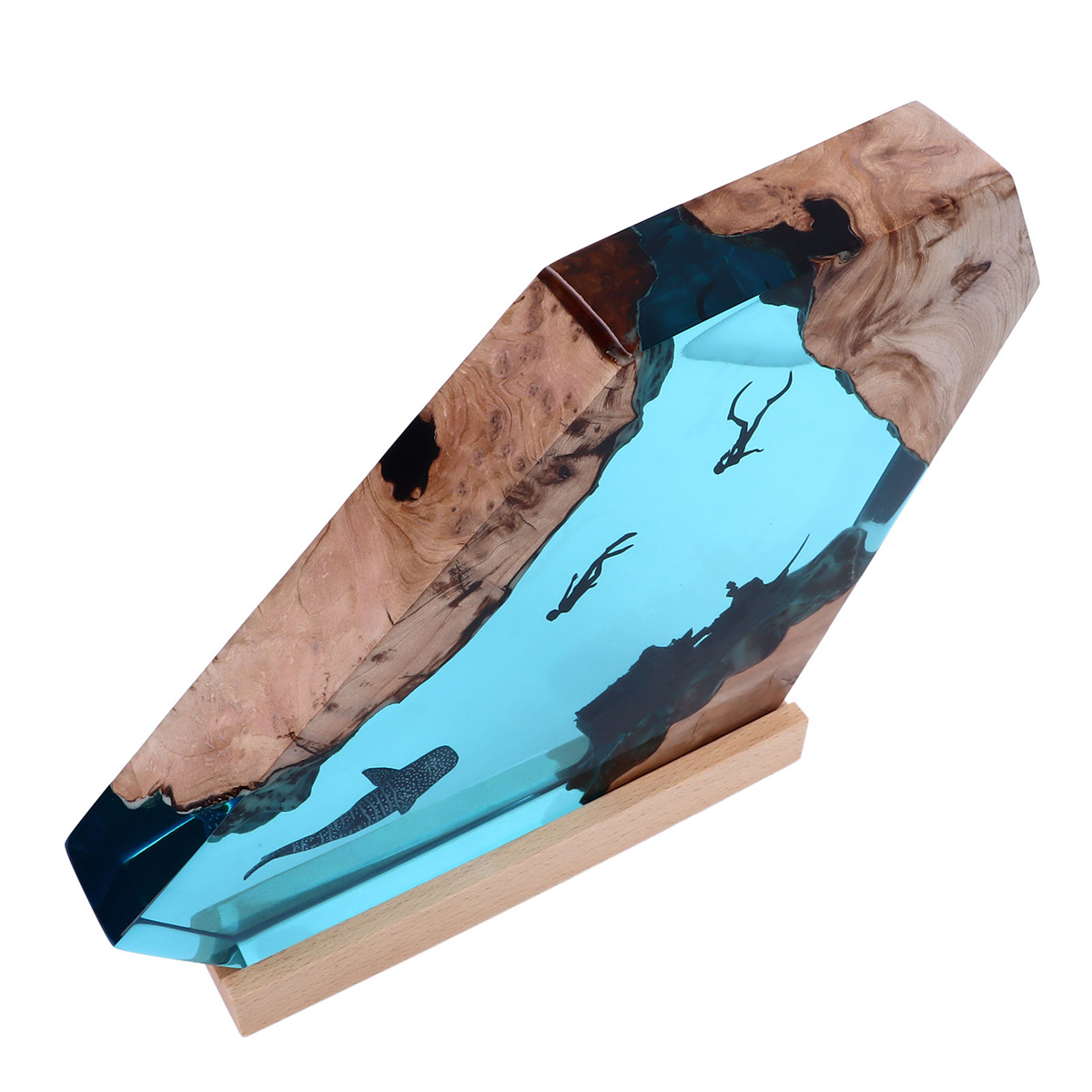 Holz- und blaue Epoxidharz-Kunstwerk mit Tauchern und einem Walhai.