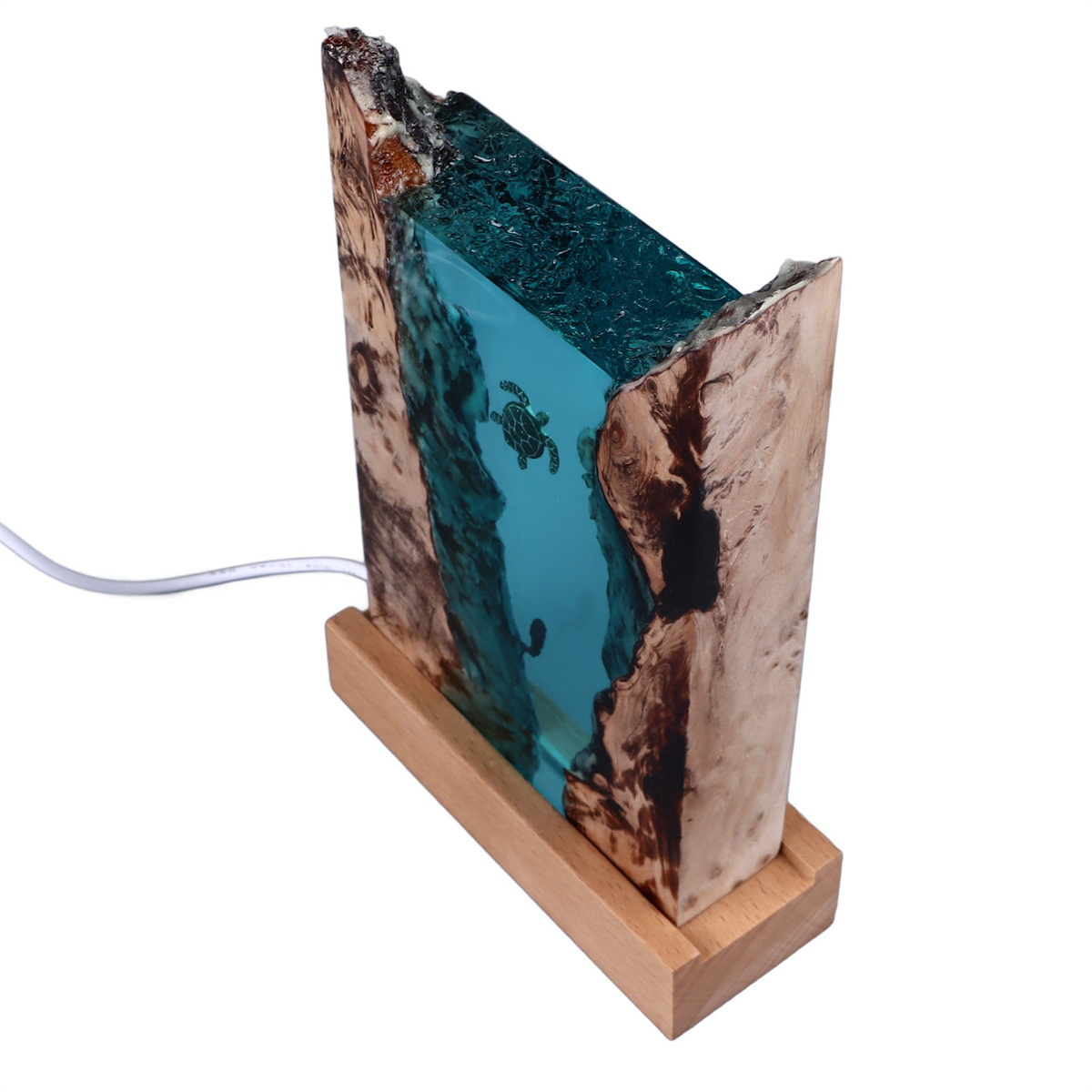 Holzlampe mit blauem Flüssigkeitszentrum und Schildkröte. Die Lampe steht auf einem Holzsockel.